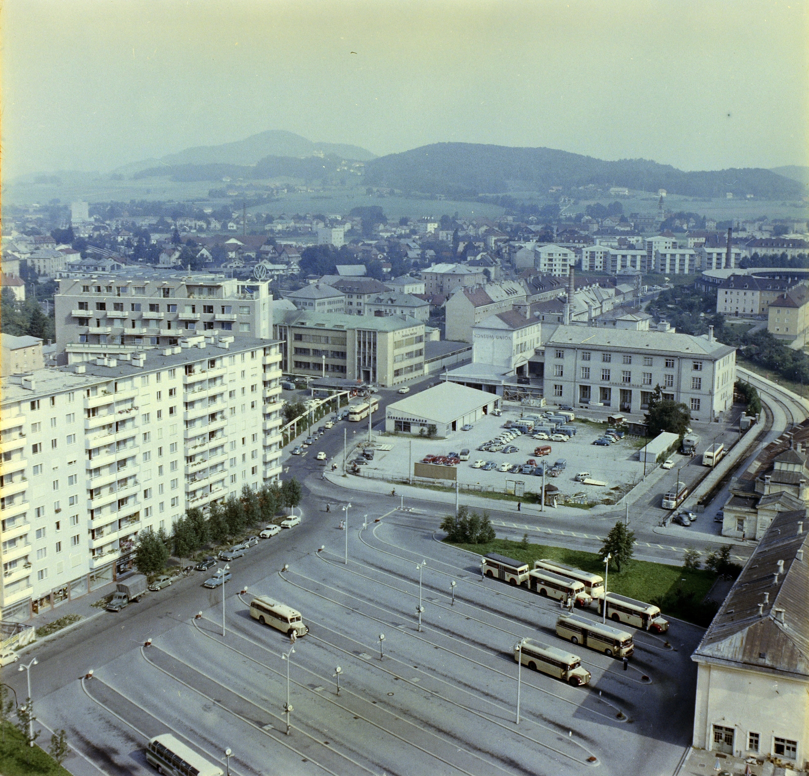 Austria, Salzburg, kilátás a Hotel Európából (később Austria Trend Hotel Europa), előtérben a Südtiroler platz, jobbra alul a vasútállomás épülete., 1963, Fortepan/Album018, Fortepan #187386