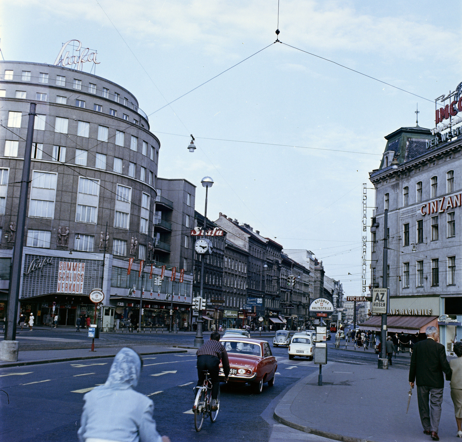 Ausztria, Bécs, Mariahilfer Strasse, balra a Kaiserstrasse torkolata és a Stafa Áruház., 1963, Fortepan/Album018, kerékpár, színes, dombormű, reklám, köztéri óra, közlekedés, Fortepan #187389