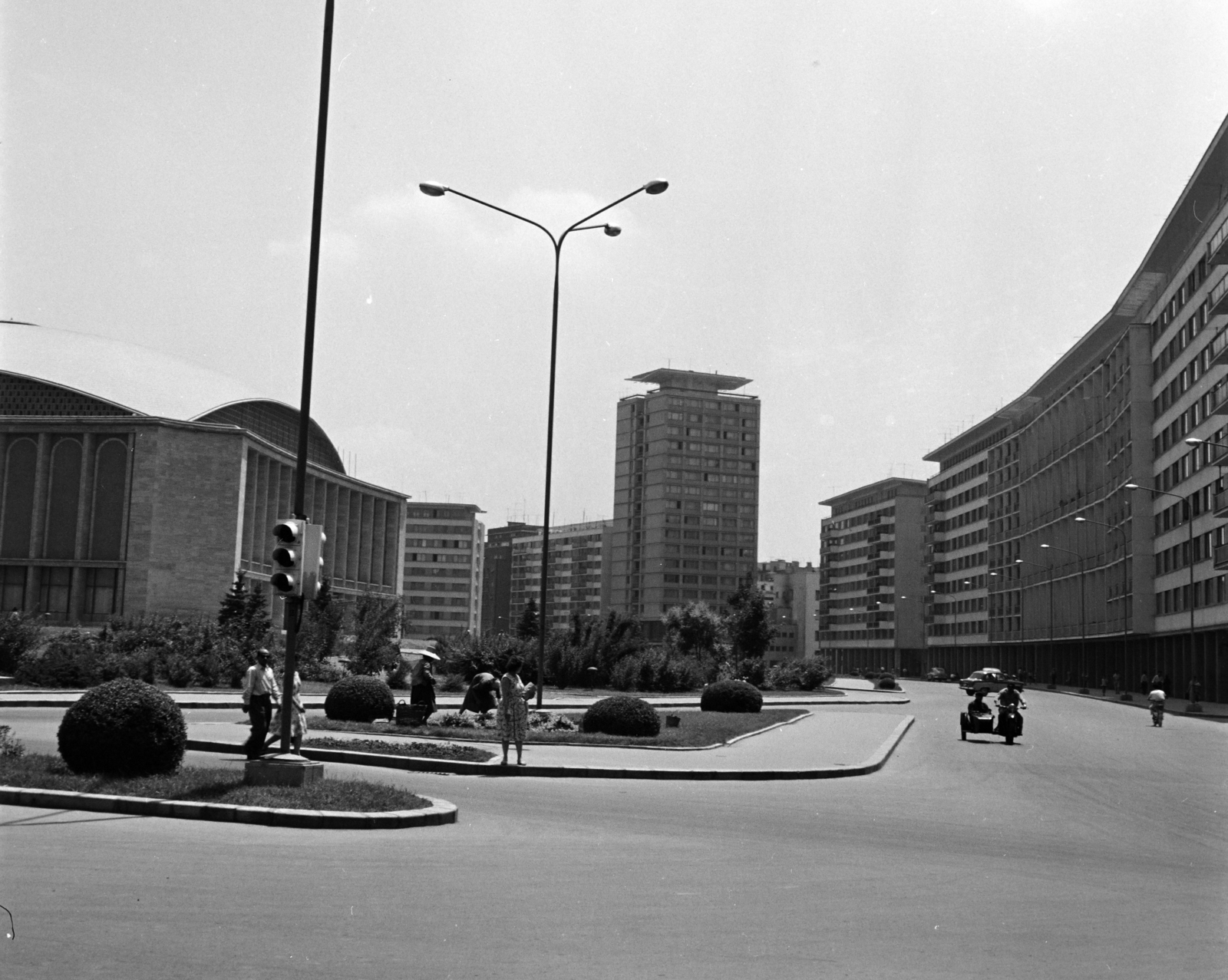 Romania, Bucharest, a Strada Ion Câmpineanu (13 Decembrie) blokkházai, balra a Kongresszusi Csarnok (Sala Palatului)., 1964, Fortepan/Album018, Fortepan #187392