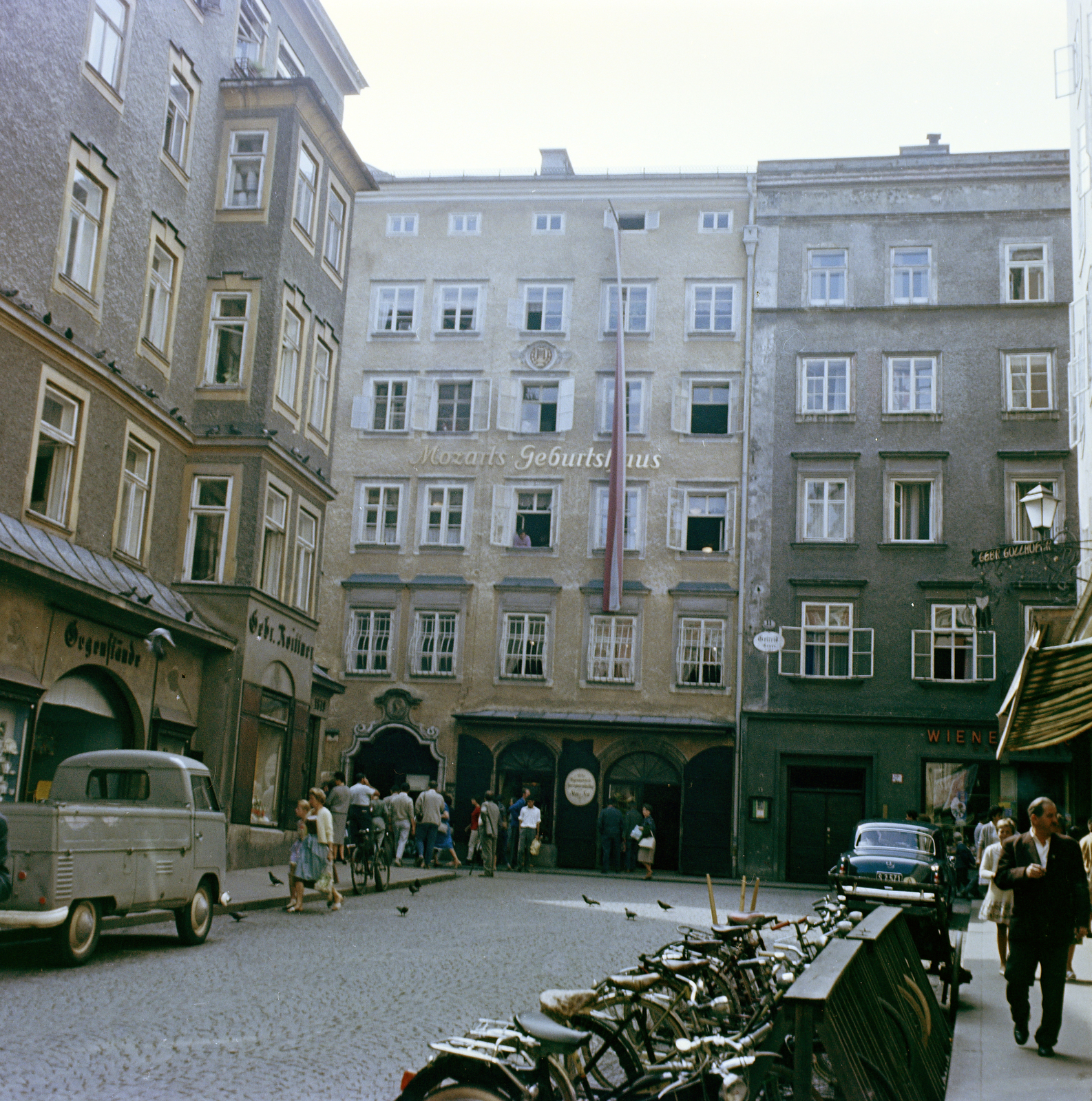 Ausztria, Salzburg, Hagenauerplatz a Getreidegasse felé nézve, szemben Mozart szülőháza., 1963, Fortepan/Album018, Volkswagen-márka, Volkswagen Typ2, Volkswagen Transporter 1, kerékpár, kerékpár tároló, Fortepan #187393