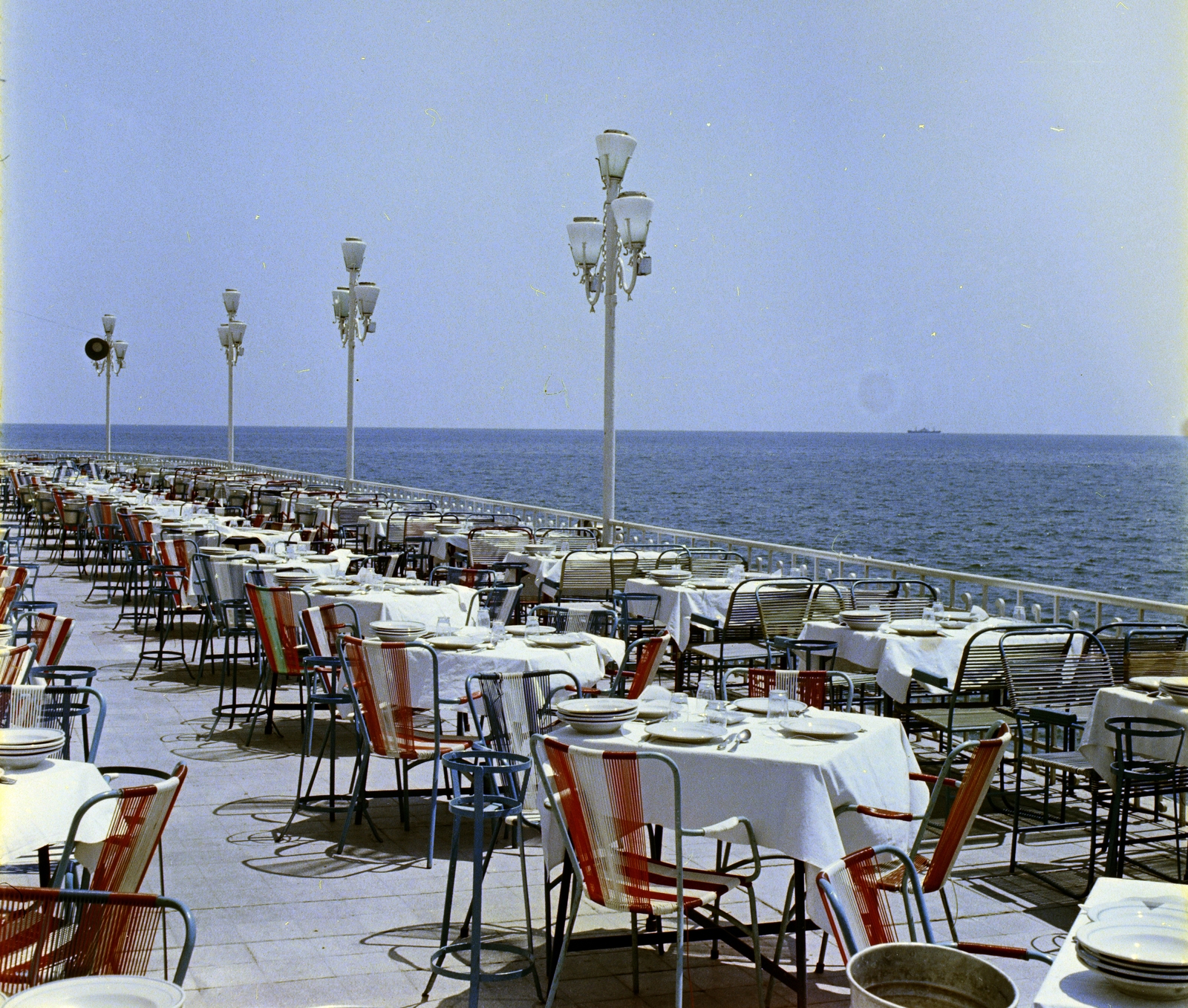 Románia, Konstanca, a kaszinó (Cazinoul din Constanta) terasza., 1964, Fortepan/Album018, színes, Fortepan #187394