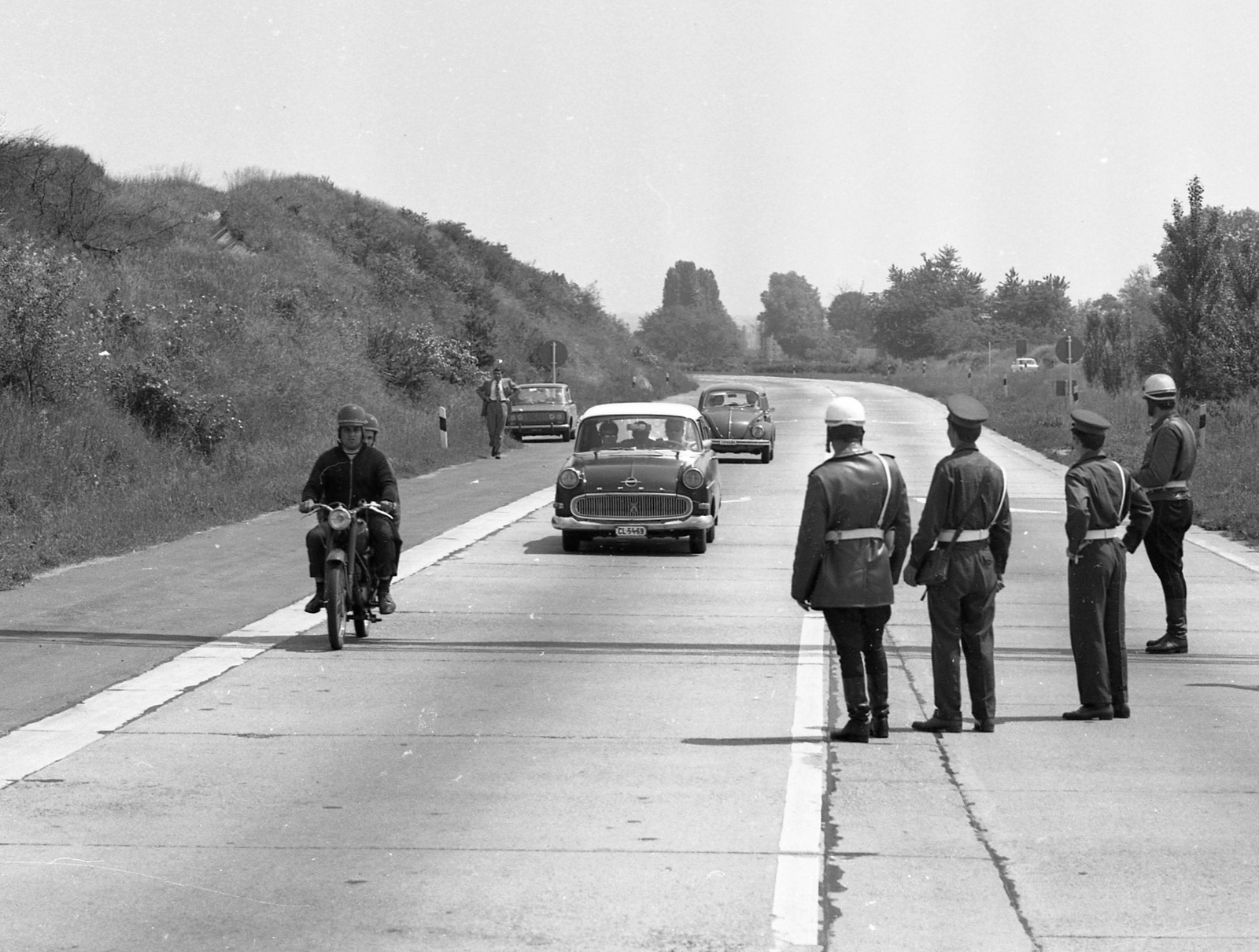Magyarország, Budaörs, az M1-M7 autópálya közös szakasza a Székesfehérvár és Tatabánya felé vezető elágazásnál., 1972, Urbán Tamás, német gyártmány, Opel-márka, motorkerékpár, rendőr, igazoltatás, automobil, Opel Rekord P1, Fortepan #18740