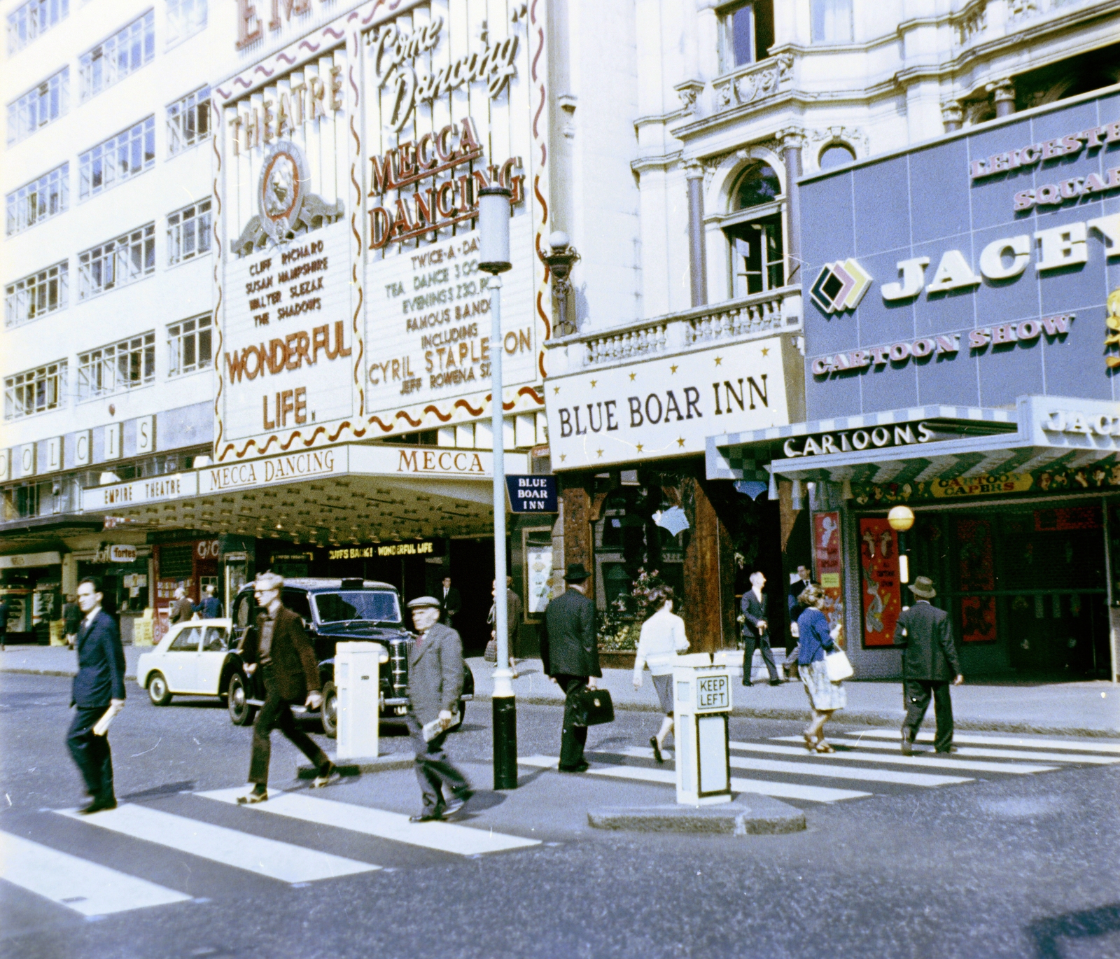 United Kingdom, London, Leicester Square, szemben az 5-6. szám, Empire mozi., 1964, Fortepan/Album018, colorful, crosswalk, Fortepan #187403