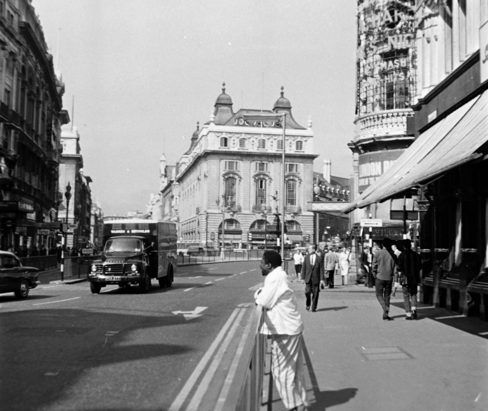 Egyesült Királyság, London, Covenrty street a Piccadilly Circus felé nézve., 1964, Fortepan/Album018, Fortepan #187411