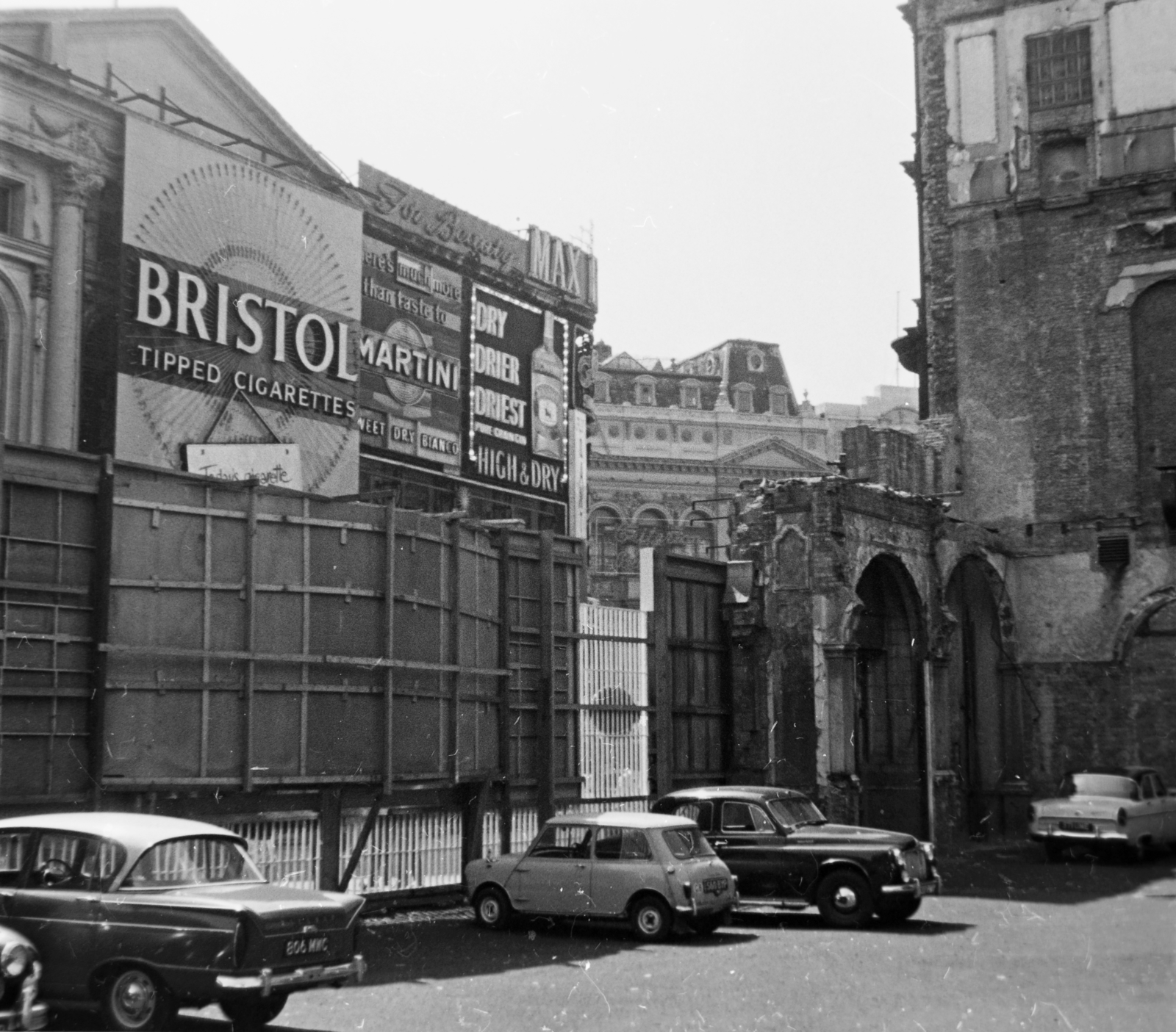 Egyesült Királyság, London, Shaftesbury Avenue 19-21 számú, ekkor üres telek, a háttérben a Picadilly Circus épületei., 1964, Fortepan/Album018, reklám, parkoló, Fortepan #187412