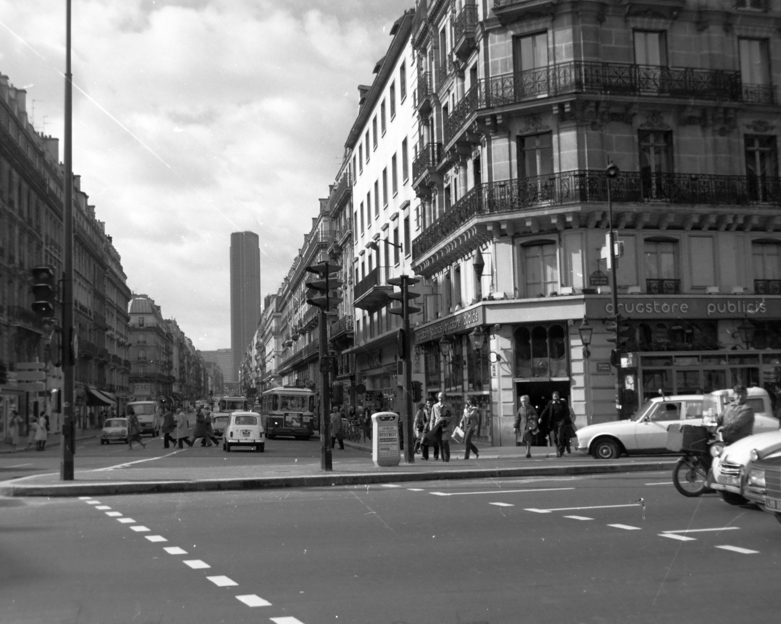 France, Paris, Boulevard Saint-Germain a Rue de Rennes felé nézve, háttérben a Tour Montparnasse felhőkarcoló., 1978, Fortepan/Album018, crosswalk, Fortepan #187421