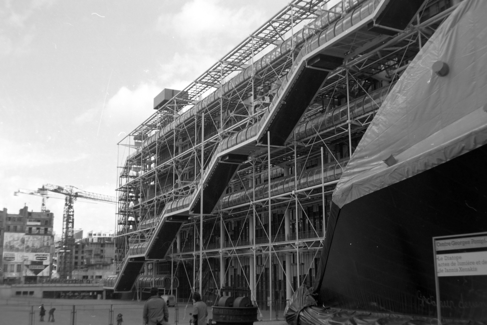 Franciaország, Párizs, Place Georges Pompidou, jobbra a Pompidou központ, a háttérben a Quartier de l'Horloge építkezése., 1978, Fortepan/Album018, Fortepan #187422