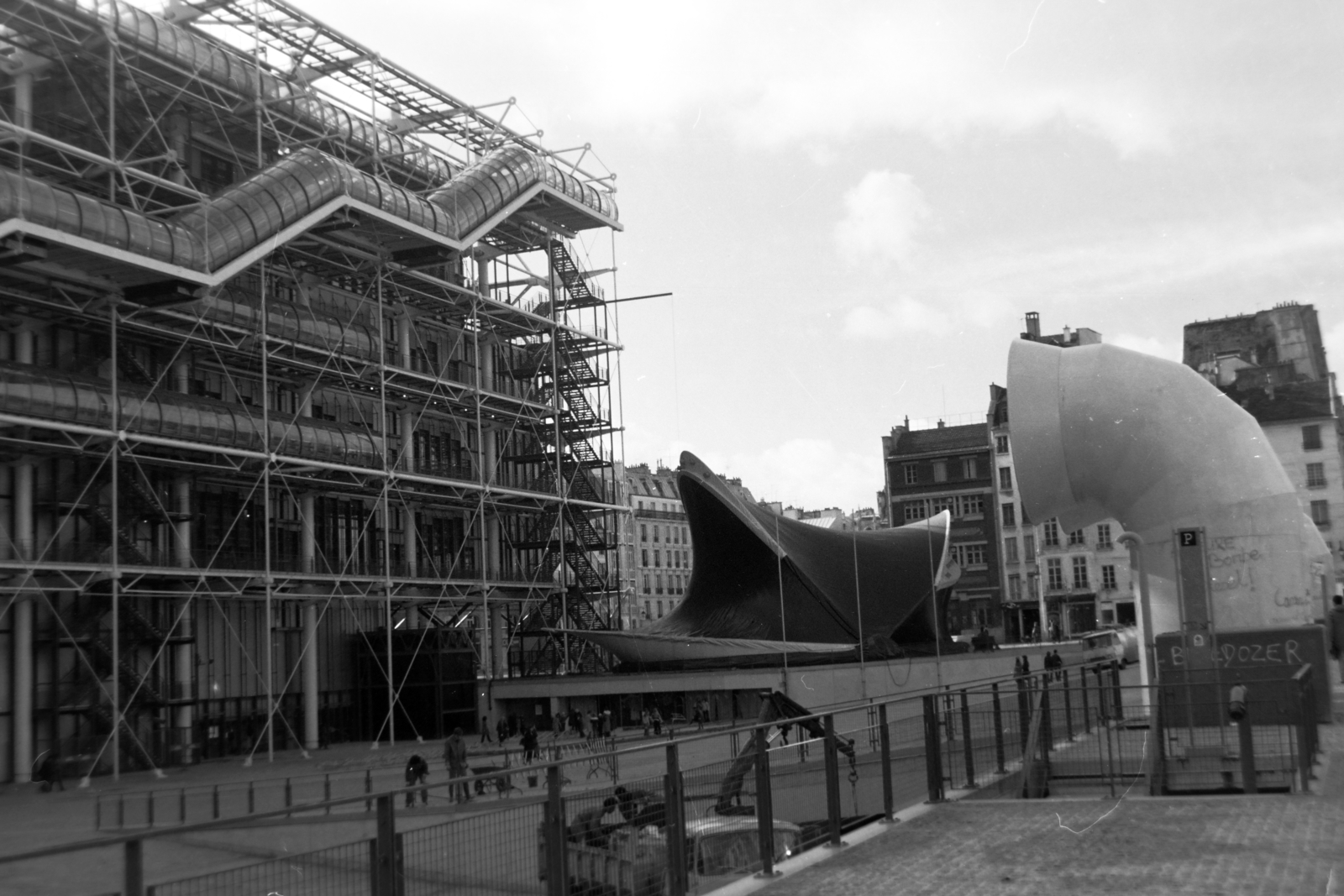 Franciaország, Párizs, Place Georges Pompidou, balra a Pompidou központ, jobbra Iannis Xenakis görög zeneszerző-építész Diatope-ja., 1978, Fortepan/Album018, Fortepan #187423