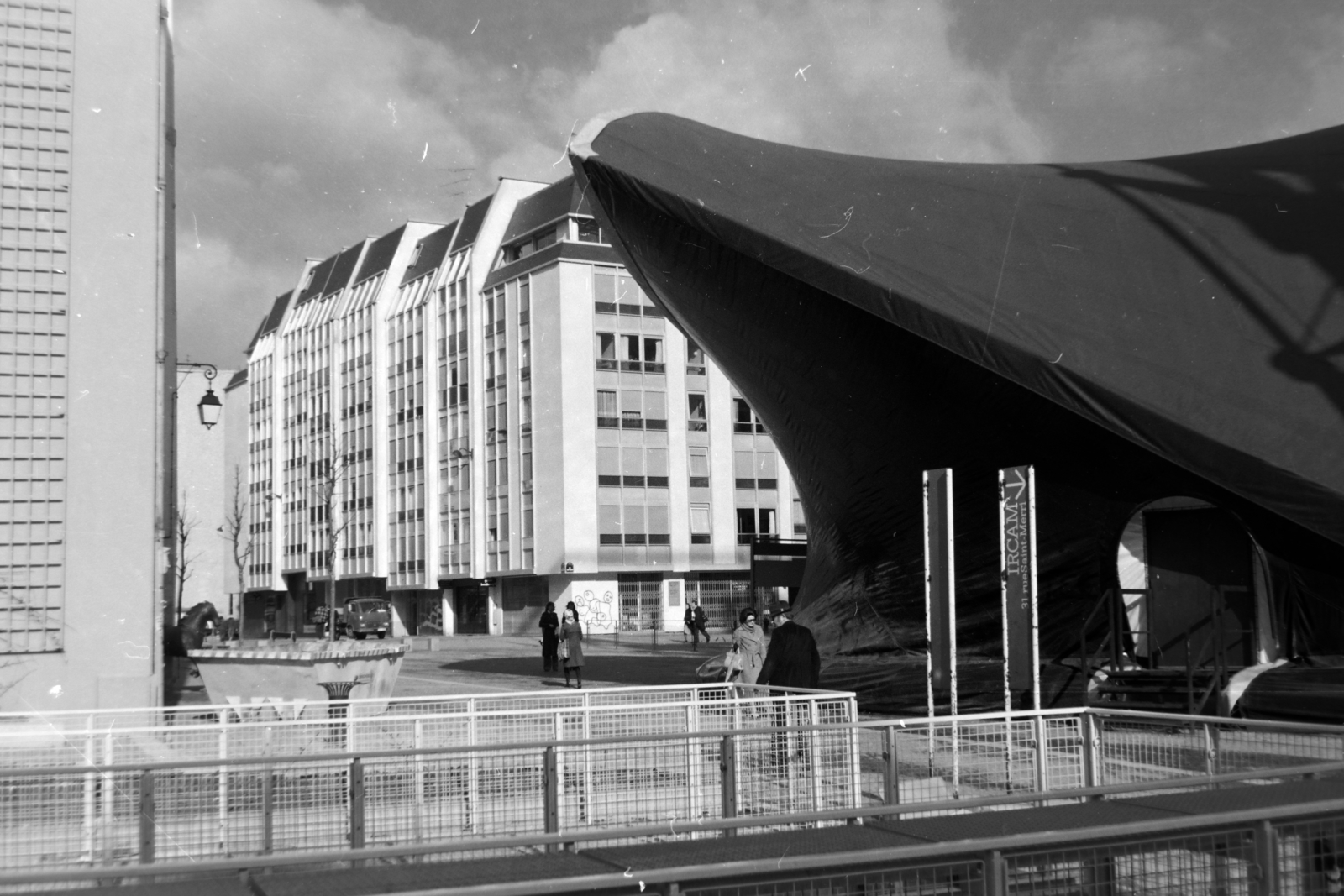 Franciaország, Párizs, Place Georges Pompidou a Rue Aubry le Boucher felé nézve, jobbra Iannis Xenakis görög zeneszerző-építész Diatope-ja., 1978, Fortepan/Album018, Fortepan #187429