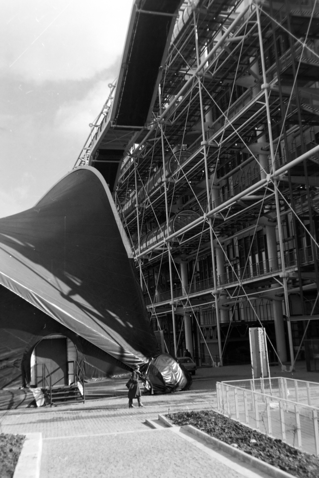 Franciaország, Párizs, Place Georges Pompidou, balra Iannis Xenakis görög zeneszerző-építész Diatope-ja, jobbra a Pompidou központ., 1978, Fortepan/Album018, Fortepan #187430