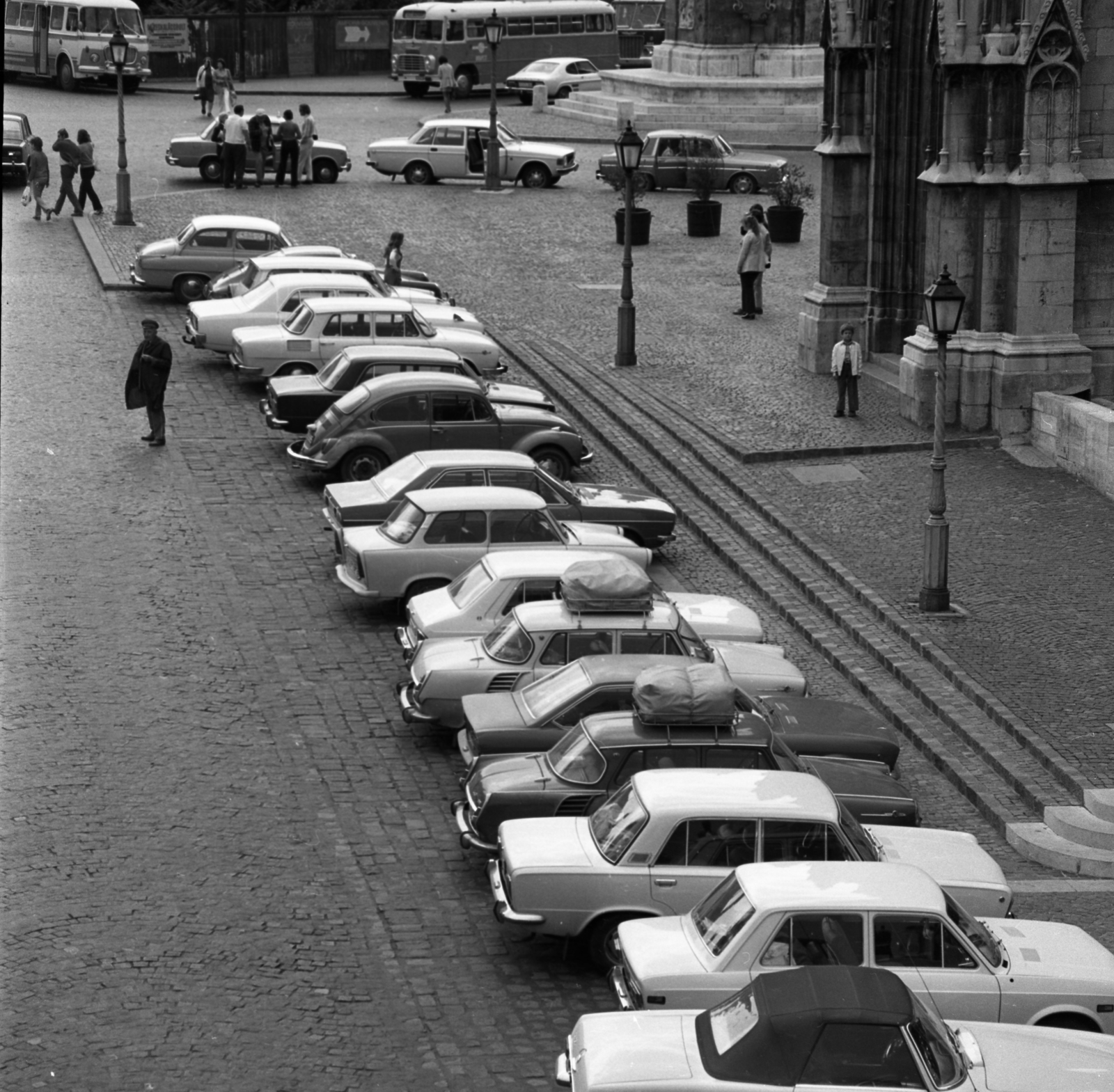 Hungary, Budapest I., Szentháromság tér, Mátyás-templom., 1972, Urbán Tamás, church, bus, Trabant-brand, Skoda-brand, Ikarus-brand, Lada-brand, Polski Fiat-brand, lamp post, automobile, Volkswagen Beetle, Volán organisation, Budapest, roof rack, Fortepan #18744
