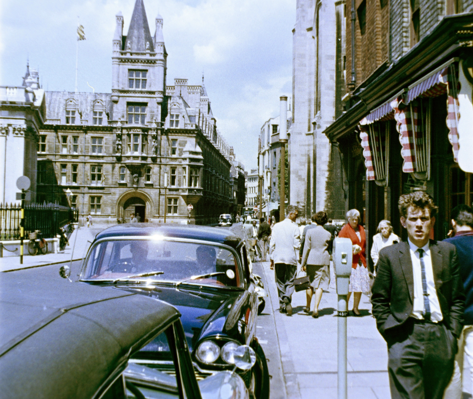 United Kingdom, Cambridge, King's Parade a Trinity Street felé nézve, balra a Gonville & Caius College., 1964, Fortepan/Album018, colorful, Fortepan #187443