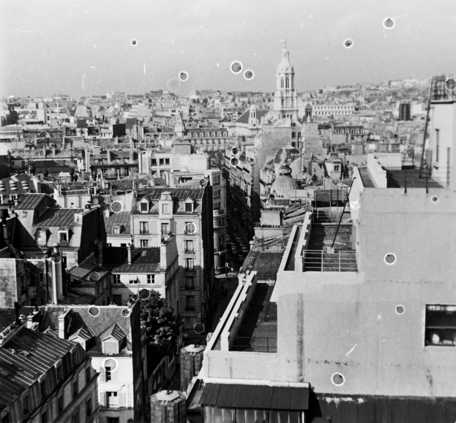 France, Paris, kilátás a Galeries Lafayette Haussmann Áruház tetejéről , szemben a Rue de Mogador, a háttérben a Szentháromság-templom (Église de la Sainte-Trinité)., 1961, Fortepan/Album018, Fortepan #187453
