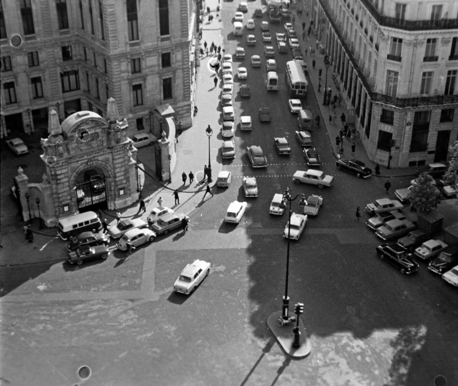 Franciaország, Párizs, kilátás a Galeries Lafayette Haussmann Áruház tetejéről a Rue Scribe felé., 1961, Fortepan/Album018, Fortepan #187456