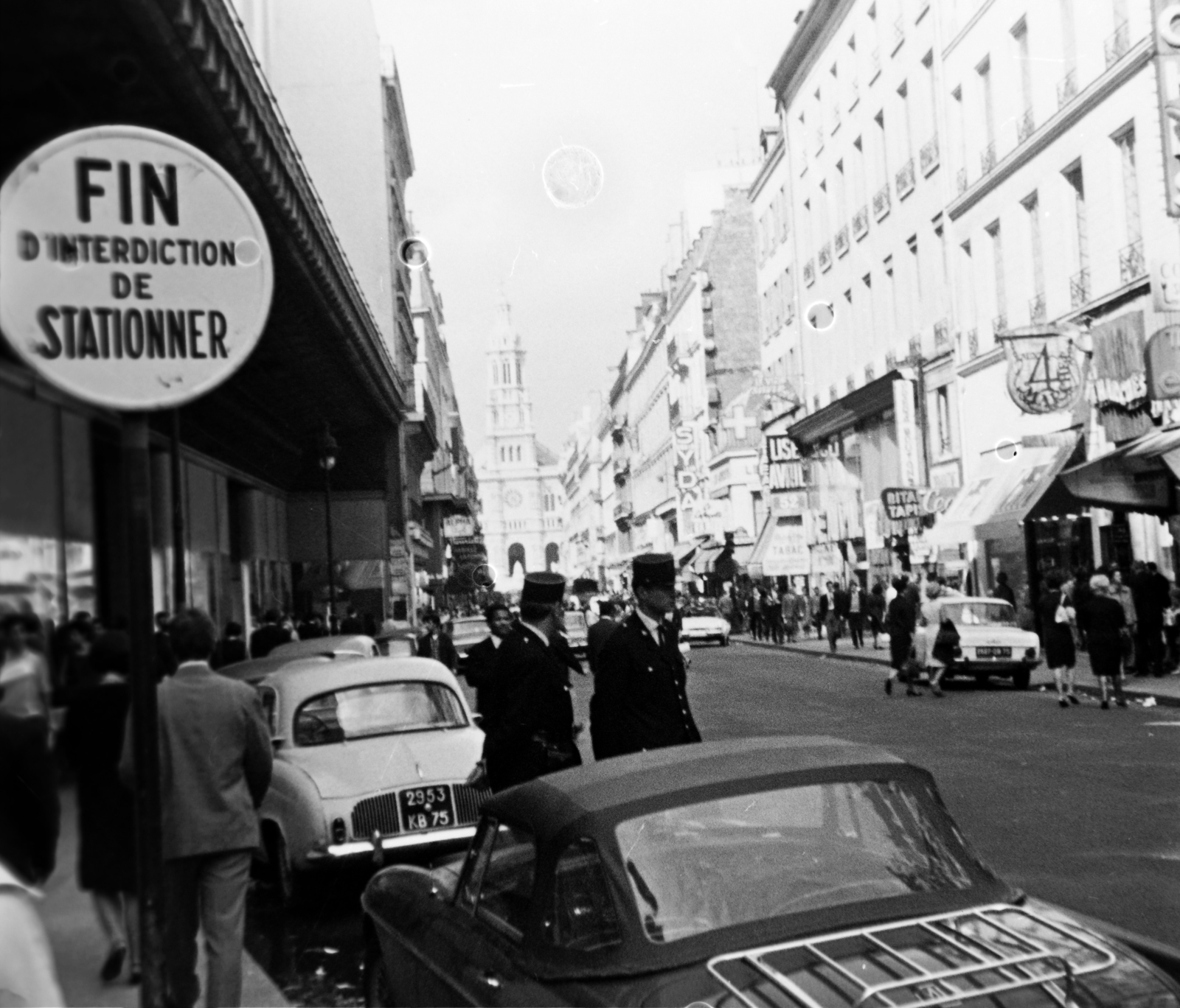 Franciaország, Párizs, Rue de la Chaussée-d'Antin a Szentháromság-templom (Église de la Sainte-Trinité) felé nézve, balra a Galeries Lafayette Haussmann Áruház., 1961, Fortepan/Album018, Fortepan #187457