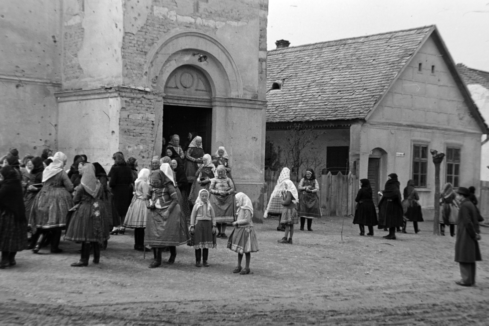 Magyarország, Csömör, Petőfi Sándor utca 26., a felvétel az evangélikus templom előtt készült. A gyülekezet tagjai a csömöri szlovák evangélikus népviseletben láthatók, mely még ma is élő hagyomány., 1948, Fortepan/Album018, templom, kislány, Fortepan #187493
