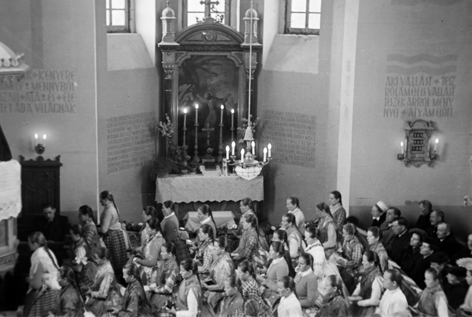 Hungary, Csömör, Petőfi Sándor utca 26., istentisztelet az evangélikus templomban. A gyülekezet tagjai a csömöri szlovák evangélikus népviseletben láthatók, mely még ma is élő hagyomány. Az oltárkép, Jakobey Károly (1825–1891) Jézus az Olajfák hegyén című festménye., 1948, Fortepan/Album018, liturgy, Lutheranism, Fortepan #187496