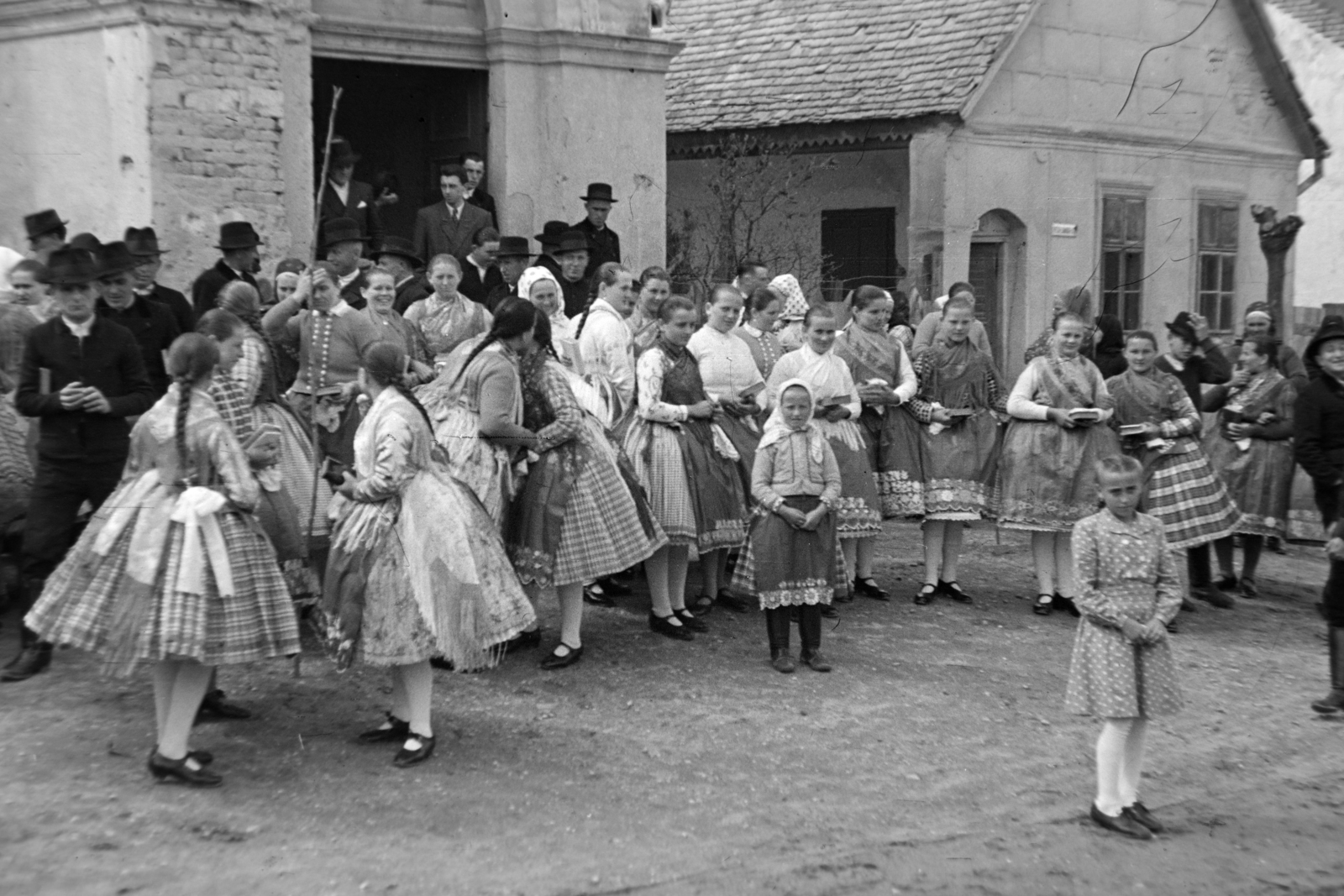 Hungary, Csömör, Petőfi Sándor utca 26., a felvétel az evangélikus templom előtt készült. A gyülekezet tagjai a csömöri szlovák evangélikus népviseletben láthatók, mely még ma is élő hagyomány., 1948, Fortepan/Album018, church, youth, Fortepan #187497