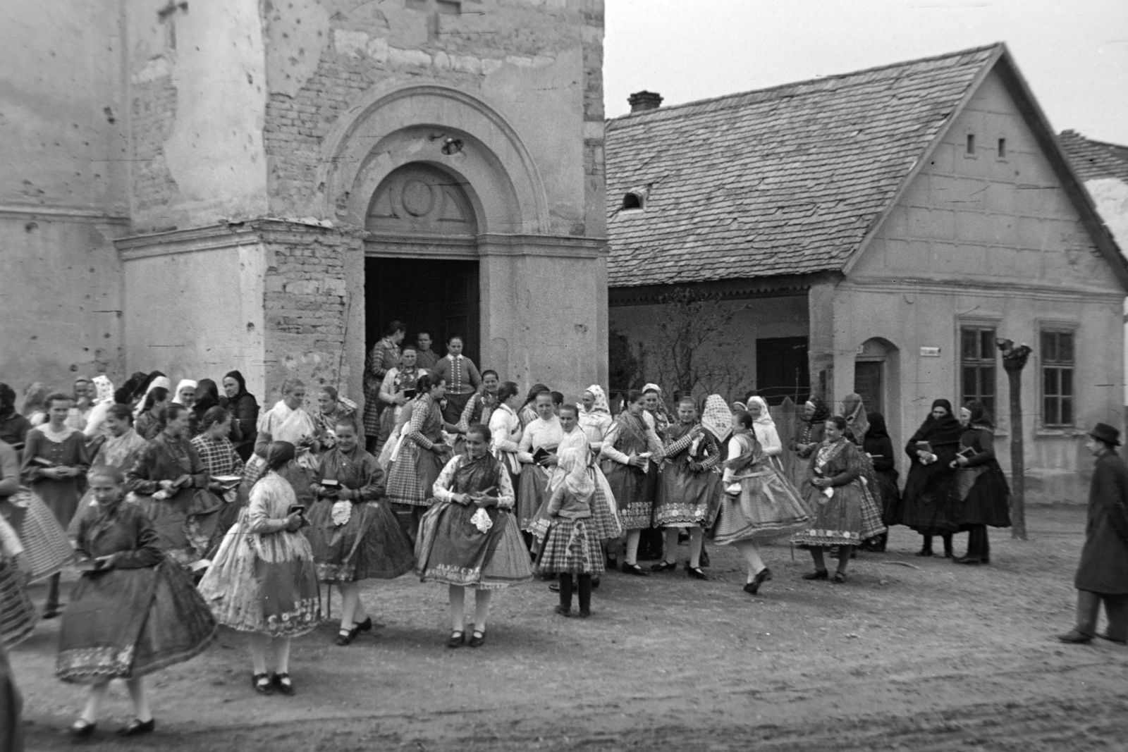 Hungary, Csömör, Petőfi Sándor utca 26., a felvétel az evangélikus templom előtt készült. A gyülekezet tagjai a csömöri szlovák evangélikus népviseletben láthatók, mely még ma is élő hagyomány., 1948, Fortepan/Album018, girls, Fortepan #187498