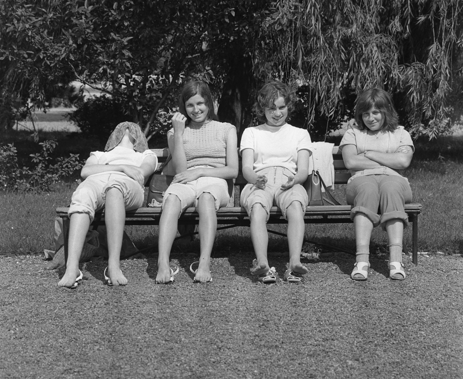 Hungary, Margit Islands, Budapest, parti sétány a pesti oldalon., 1973, Urbán Tamás, sandal, covering the face, Fortepan #18750