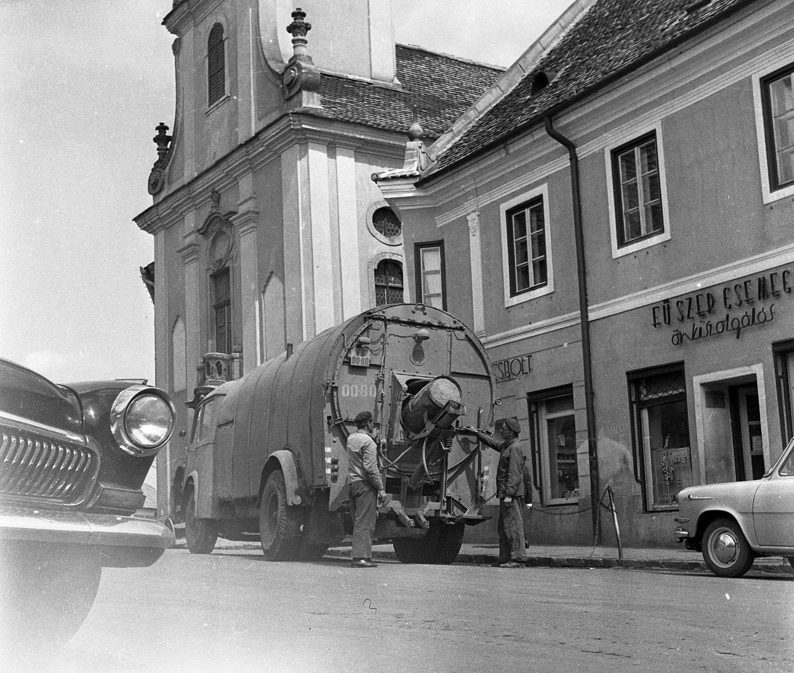 Magyarország, Szentendre, Fő (Marx) tér, szemben a Blagovesztenszka görögkeleti templom., 1969, Urbán Tamás, csehszlovák gyártmány, szovjet gyártmány, GAZ-márka, Skoda-márka, automobil, rendszám, Skoda Liaz-márka, Skoda 706 ROK, kukásautó, Fortepan #18751