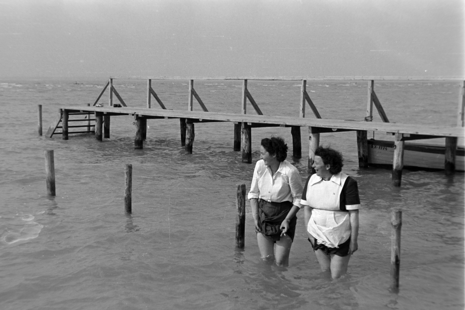 Magyarország,Balaton, Siófok, a felvétel a strandon készült., 1952, Fortepan/Album018, nők, tó, stég, Fortepan #187516
