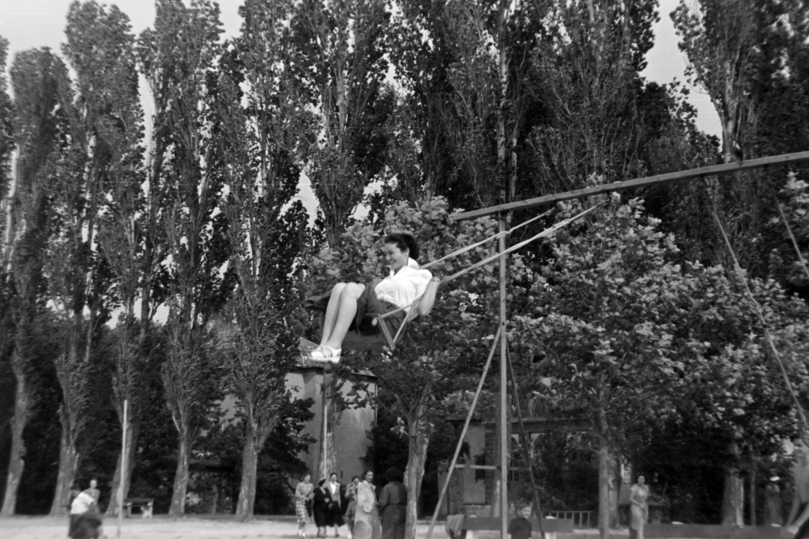 Magyarország,Balaton, Siófok, a felvétel a strandon készült., 1952, Fortepan/Album018, hölgy, jegenyefasor, hintázás, hinta, Fortepan #187517