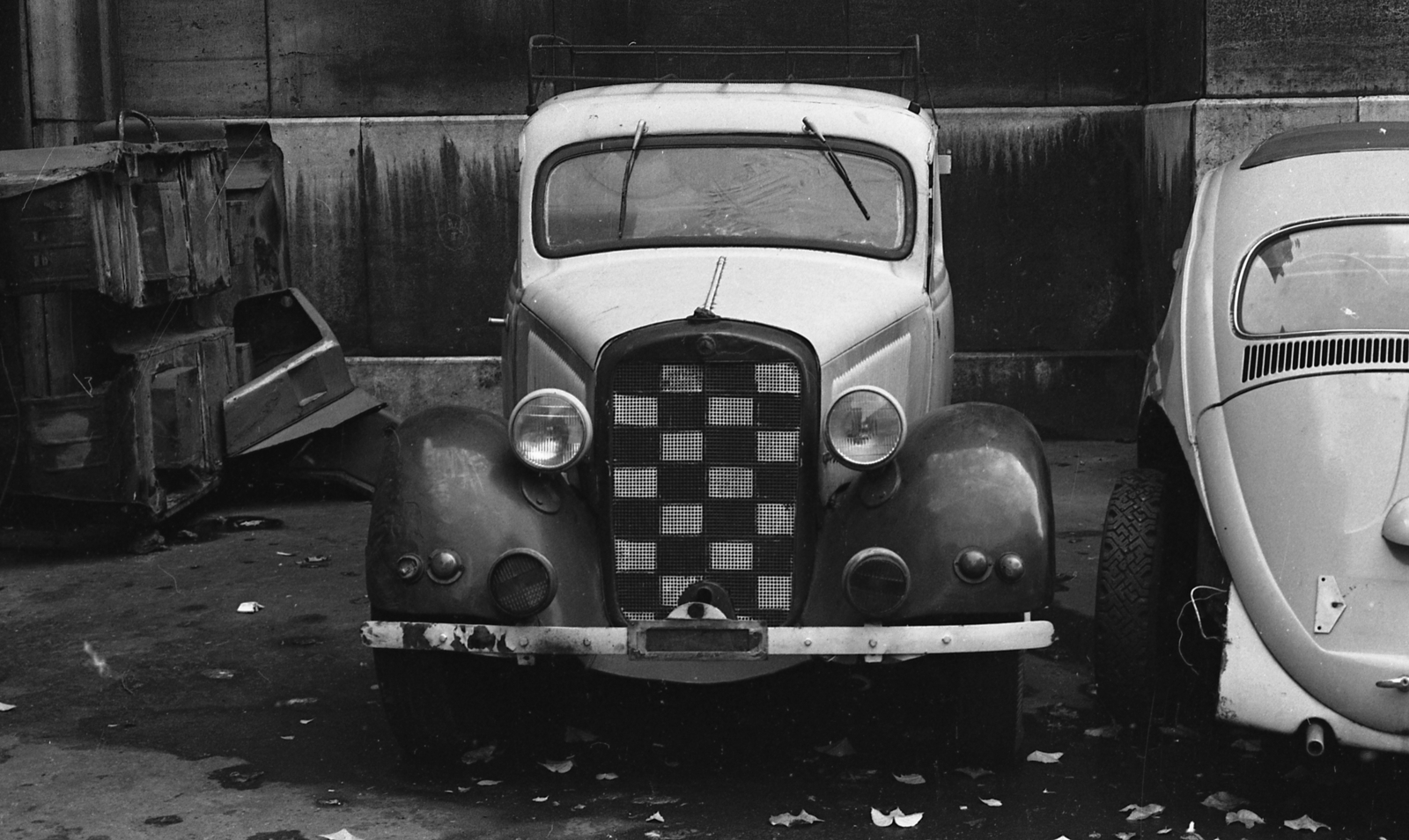 Mercedes 170, jobbra egy Volkswagen bogár., 1979, Urbán Tamás, transport, German brand, Mercedes-brand, Volkswagen-brand, automobile, Mercedes-Benz 170V, Volkswagen Beetle, Fortepan #18754