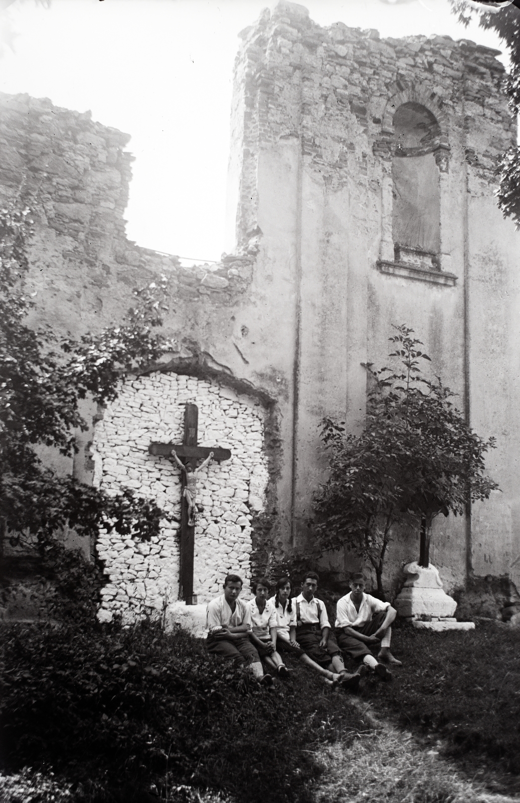 Hungary, Budakeszi, Makkosmária, az 1768-ban elkészült templom romjai, melynek helyén épült az Angyalok Királynéja tiszteletére 1950. május 7-én felszentelt templom., 1931, Hirschler Károly, crucifix, ruins, Fortepan #187541