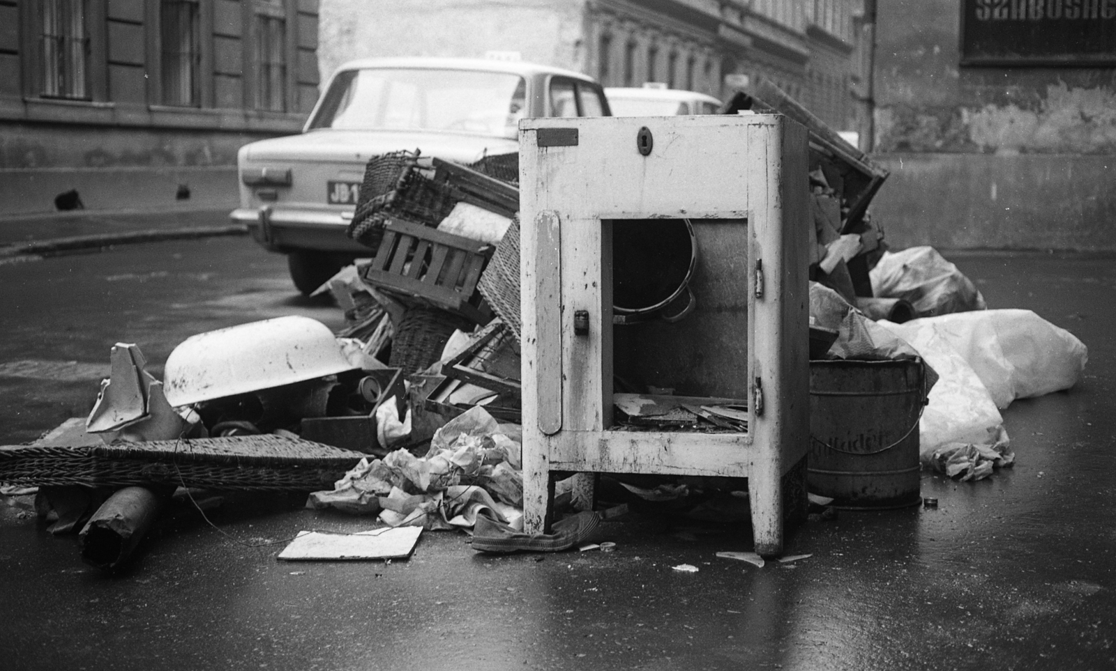 Hungary, Budapest VII., Nagy Diófa utca, balra a 10. számú ház., 1979, Urbán Tamás, Lada-brand, Budapest, clearance, Fortepan #18755