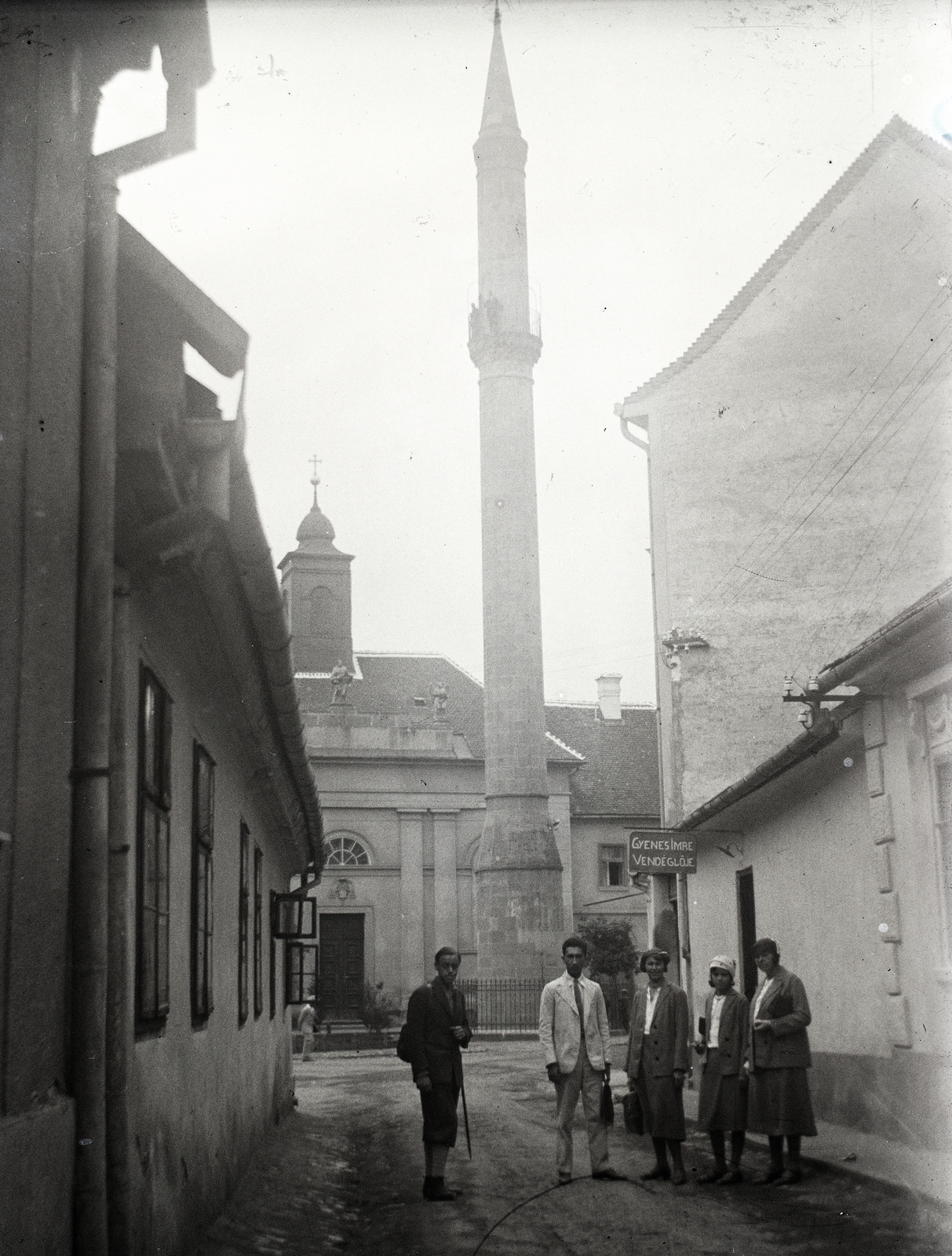 Hungary, Eger, a Minaret a Torony utcából nézve, háttérben a Szent Sebestyén vértanú templom (volt Irgalmasok temploma)., 1931, Hirschler Károly, Fortepan #187564