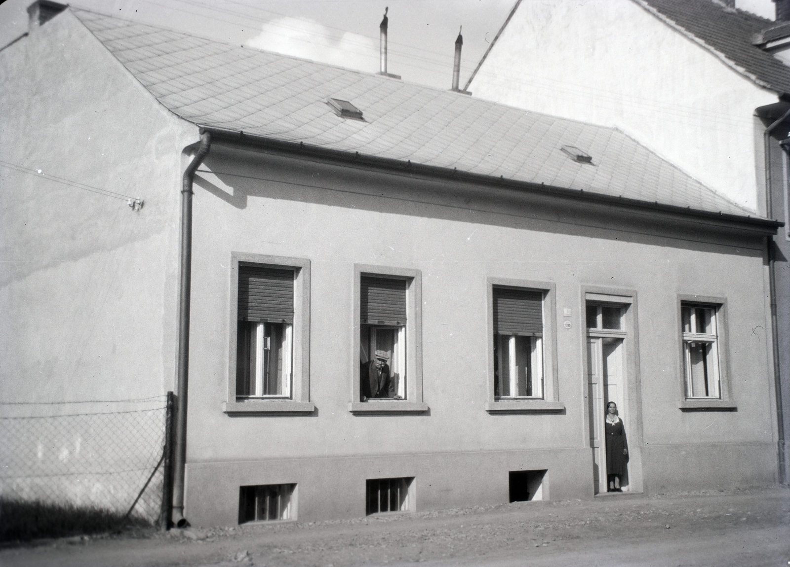 1935, Hirschler Károly, shutter, leaning out of the window, Fortepan #187567