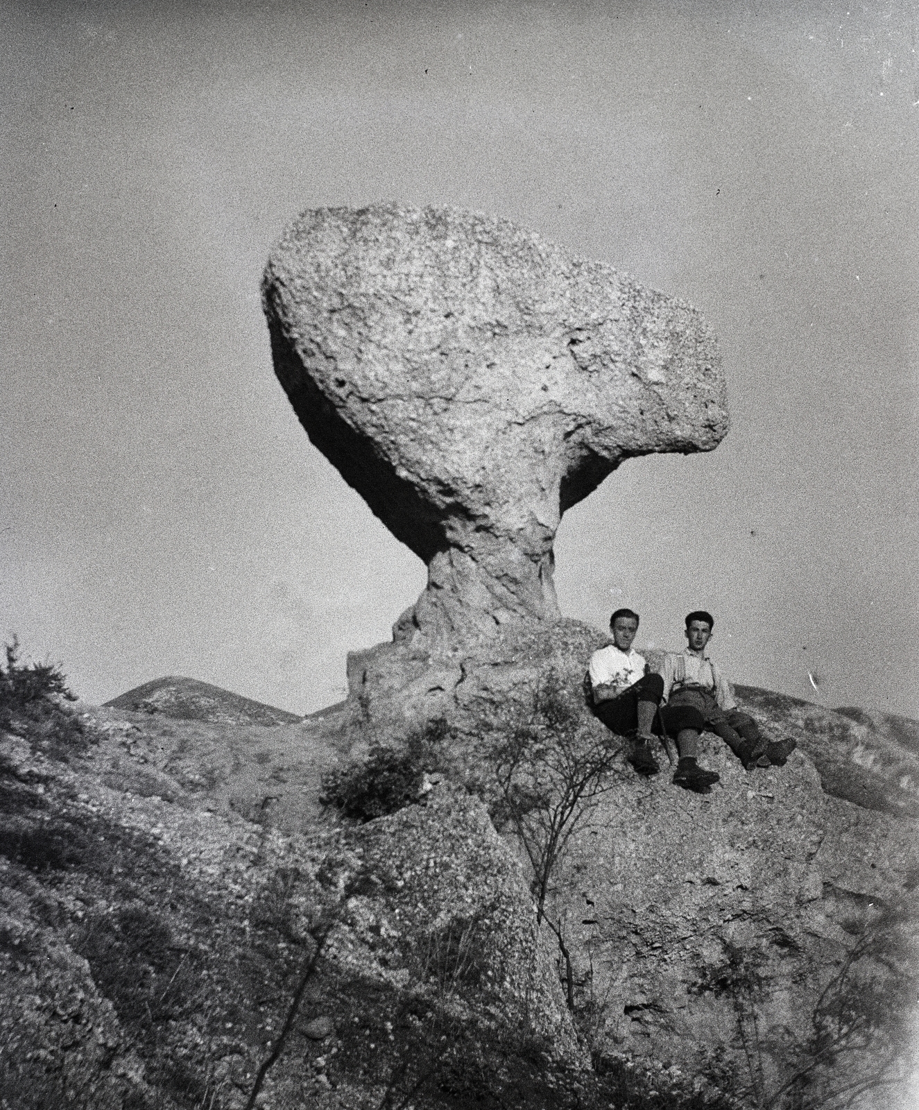 Hungary, Pilis Mountains, Piliscsaba, Gomba-szikla., 1930, Hirschler Károly, tourist, rocking stone, sitting on a rock, rock, Fortepan #187575