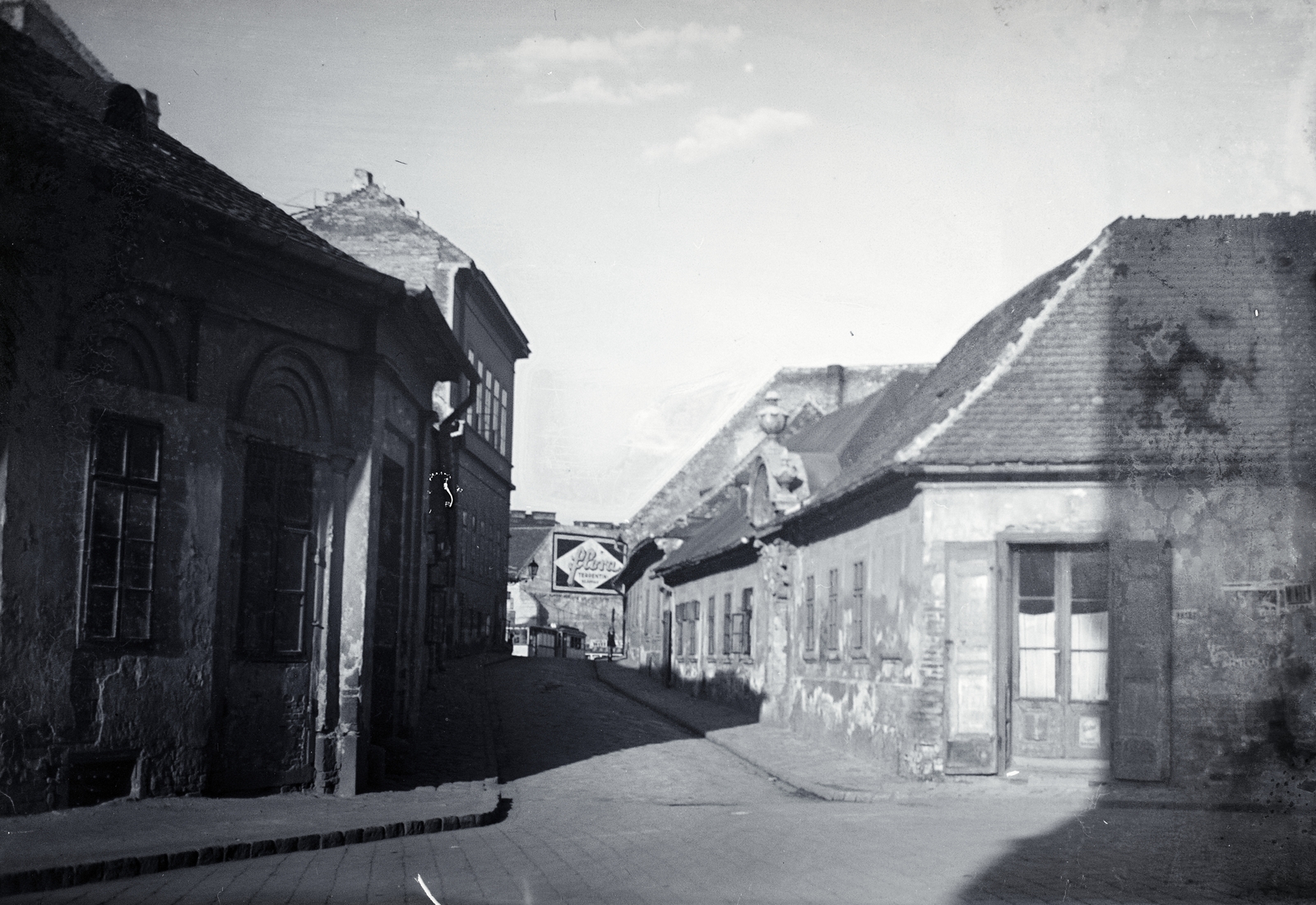Hungary, Budapest I., Árok köz, távolabb az Apród utca sarkán álló ház látszik., 1931, Hirschler Károly, Budapest, tram, ad, Fortepan #187593