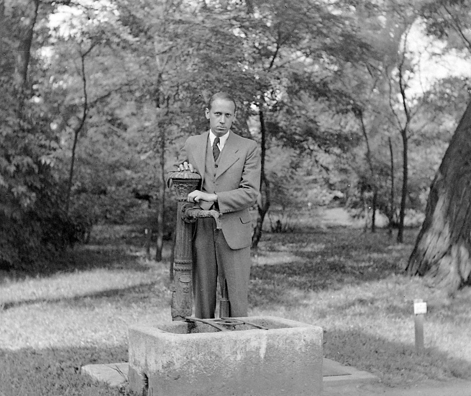 Magyarország, Budapest VIII., Füvészkert., 1935, Homoródy Károly, portré, kút, park, férfi, Budapest, Fortepan #1876