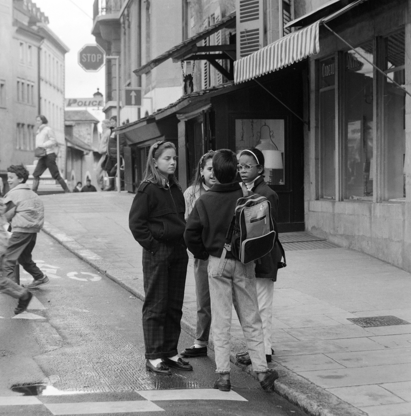 Switzerland, Geneva, Place du Bourg-de-Four, jobbra a Rue des Chaudronniers torkolata., 1986, Szalay Béla, girls, schoolbag, hands in pockets, talks, Fortepan #187605