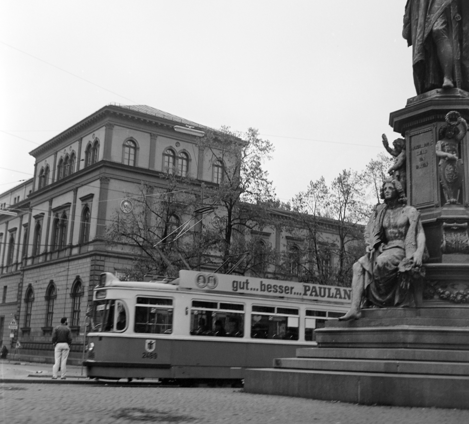 Germany, Munich, Maximilianstrasse a Thierschstrasse kereszteződésénél, jobbra II. Miksa bajor király emlékműve (Maxmonument)., 1988, Szalay Béla, Fortepan #187614