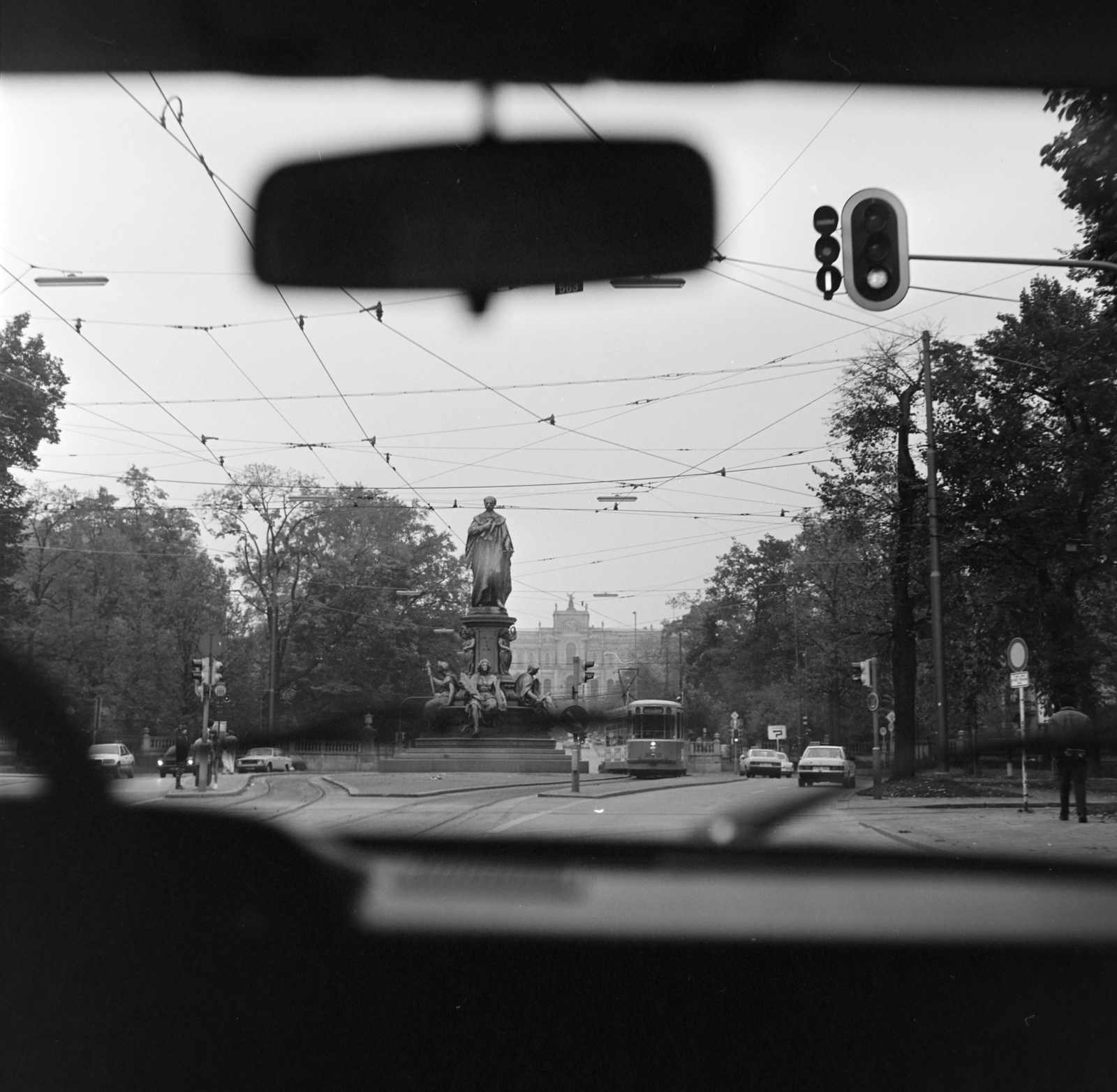 Németország, München, Maximilianstrasse, középen II. Miksa bajor király emlékműve (Maxmonument)., 1988, Szalay Béla, Fortepan #187615