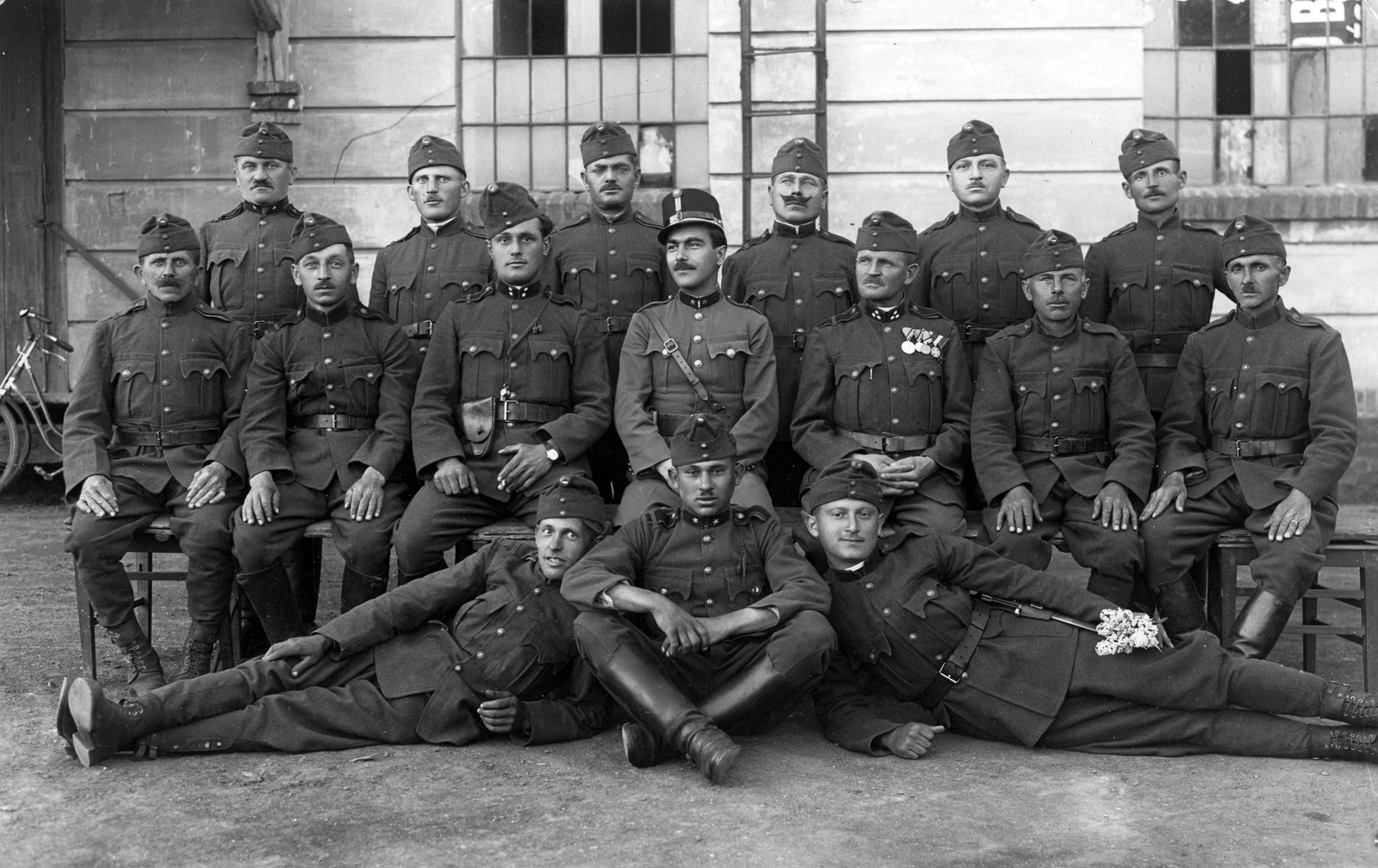 1928, Urbán gyűjtemény, bicycle, uniform, yard, tableau, men, military, soldier, Fortepan #18765