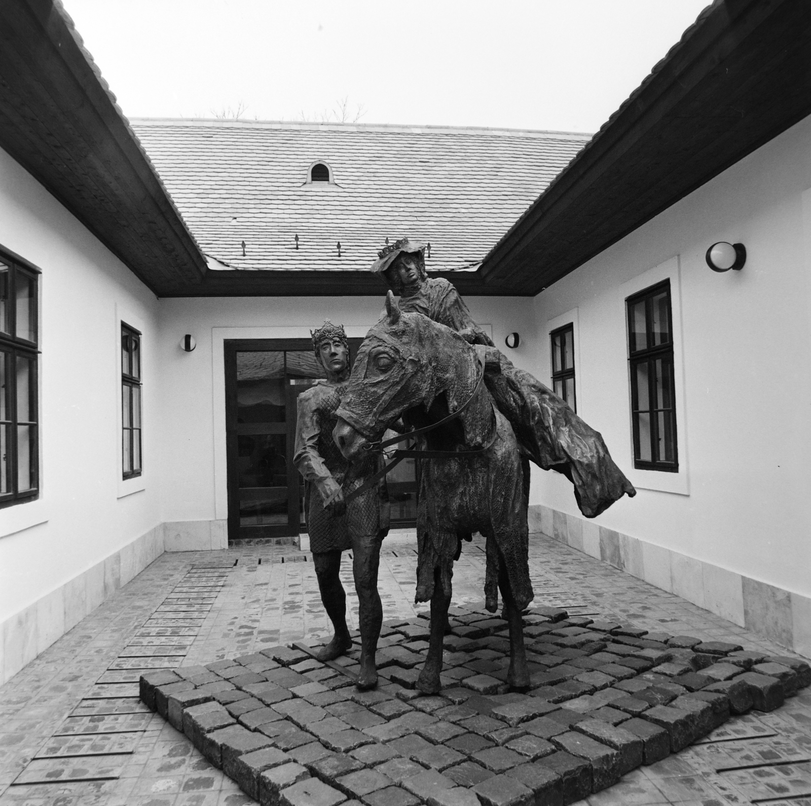 Magyarország, Budapest III., Laktanya utca 7., a Budapest Galéria Varga Imre gyűjteménye. A szobrászművész alkotása, a bronz alakok Szent Erzsébetet és Lajost ábrázolják., 1985, Szalay Béla, Budapest, Fortepan #187655