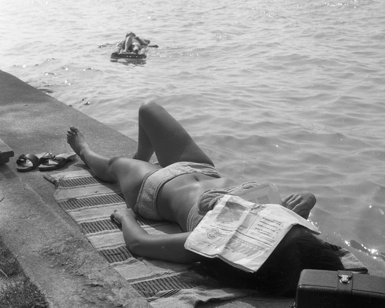 1971, Urbán Tamás, reading, air mattress, sunbathe, newspaper, covering the face, Fortepan #18770