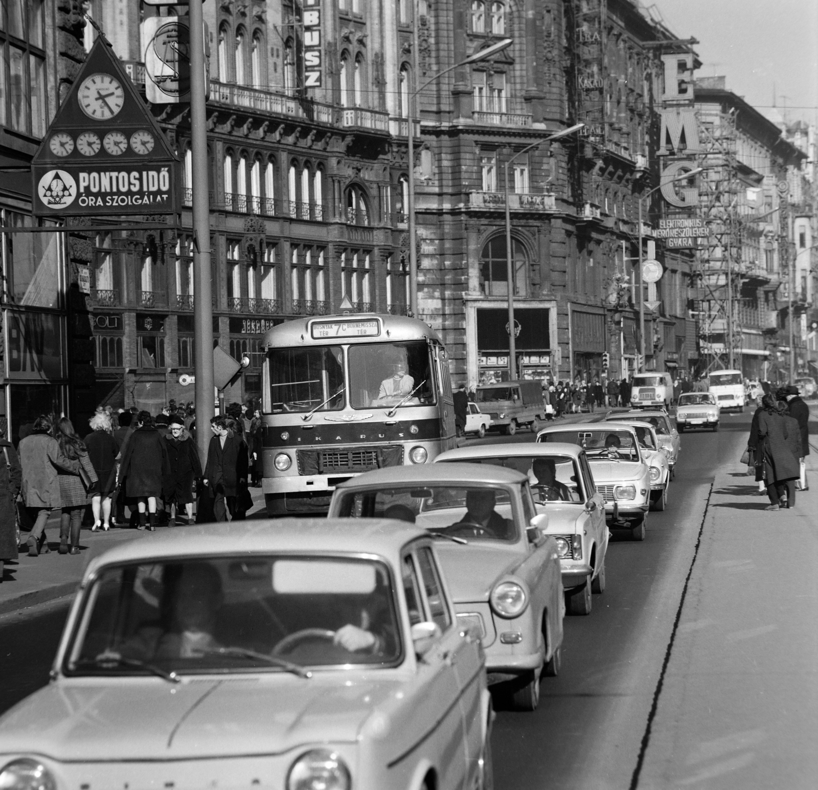 Hungary, Budapest V., Ferenciek tere (Felszabadulás tér), balra a Petőfi Sándor utca., 1972, Szalay Béla, Budapest, Fortepan #187719