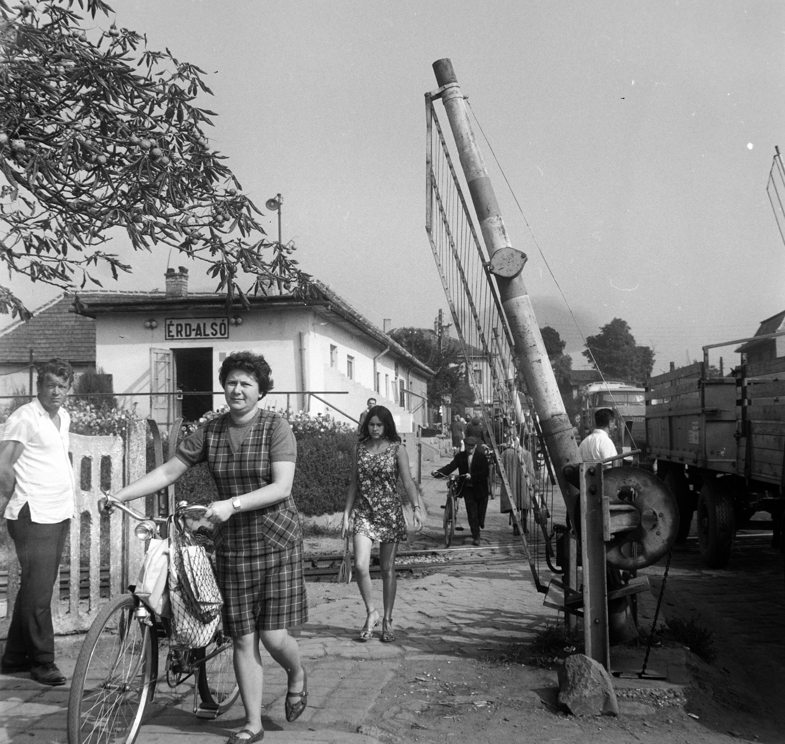 Hungary, Érd, Diósdi út, vasúti átjáró Érd alsó vasútállomásnál., 1973, Szalay Béla, barrier, string bag, train station, railroad crossing, Fortepan #187729