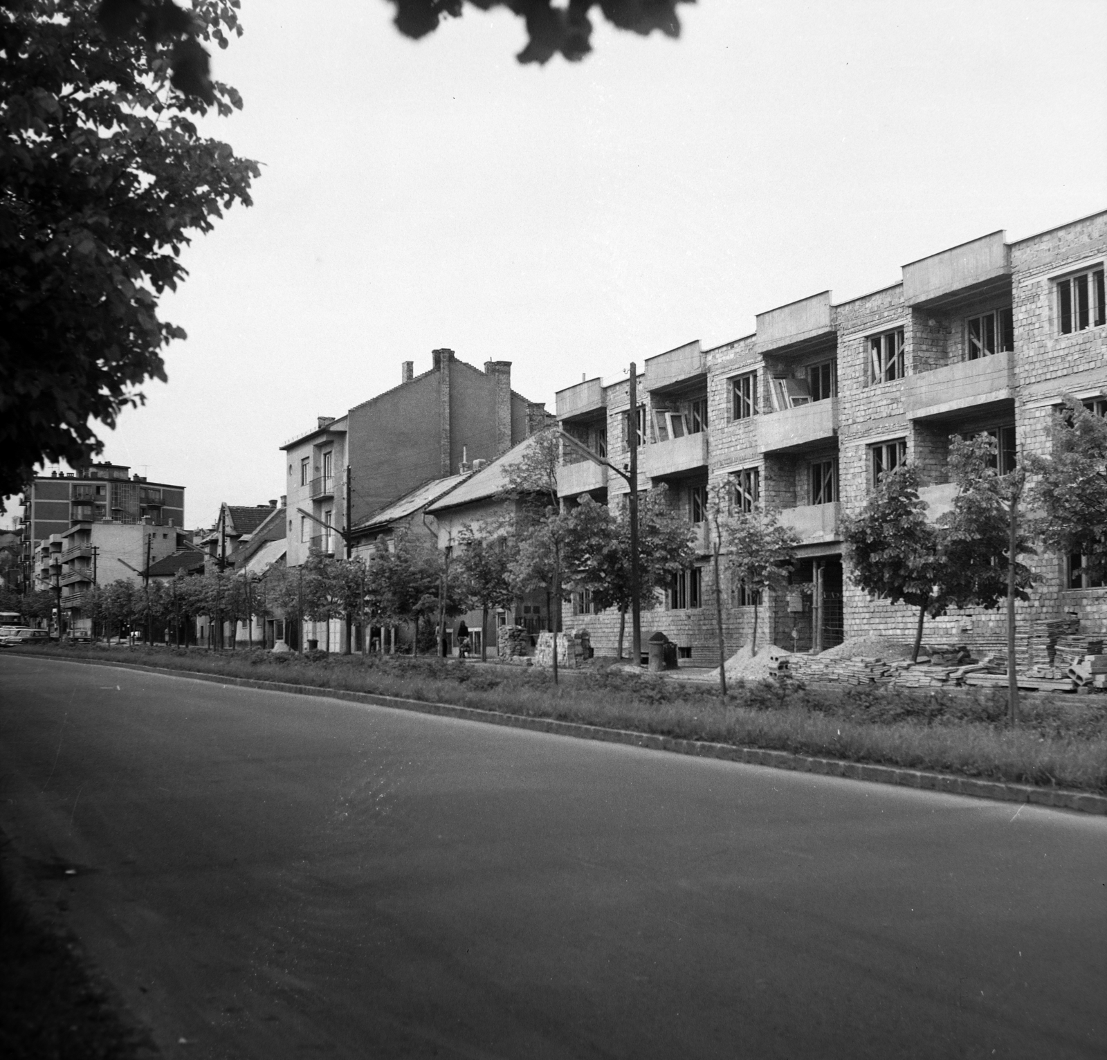Hungary, Budapest XI., jobbra a Karolina út 18. számú ház építkezése., 1981, Szalay Béla, Budapest, Fortepan #187741