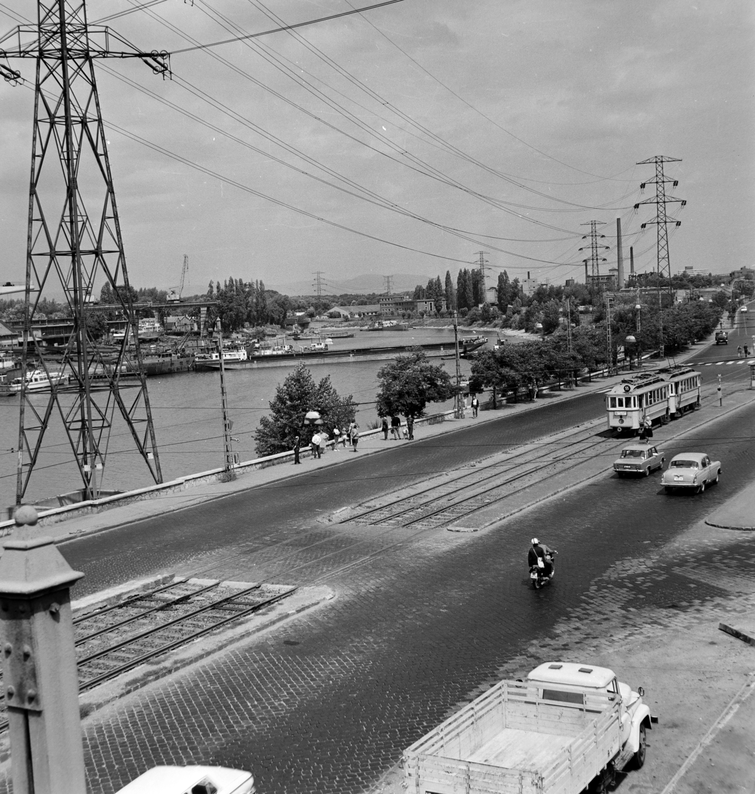 Hungary, Budapest IV., Váci út az Újpesti vasúti híd és az Árpád út között, balra az Újpesti-öböl és a Népszigeten a MAHART hajójavító., 1973, Szalay Béla, Budapest, Fortepan #187746