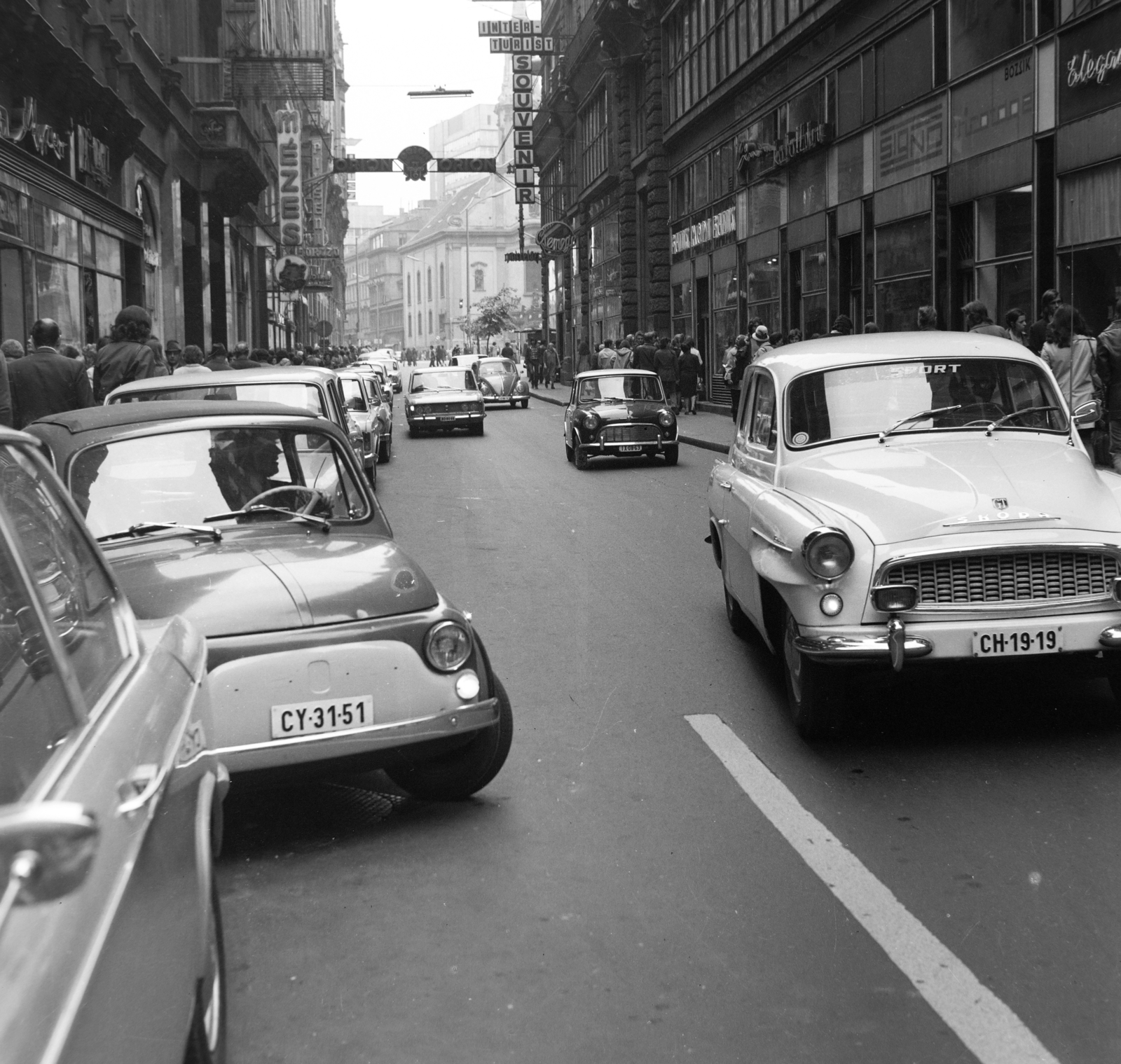 Hungary, Budapest V., a Kígyó utca a Ferenciek tere (Felszabadulás tér) és a Belvárosi Ferences templom felé nézve., 1973, Szalay Béla, Skoda-brand, number plate, Budapest, BMW 02 series , Fortepan #187751
