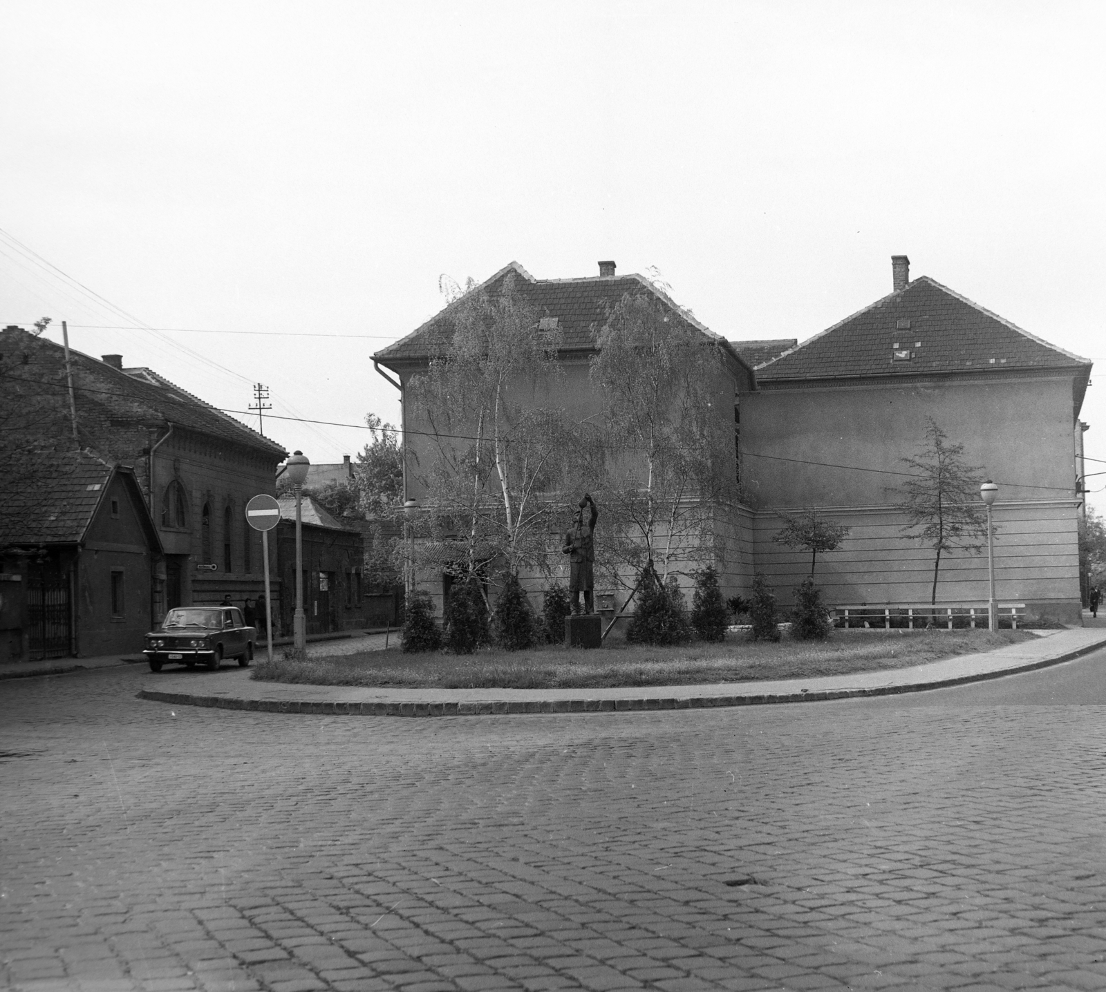 Magyarország, Budapest XXII., a Kossuth Lajos utca - Mária Terézia (Rózsa Richárd) utca találkozása. Pincemunkás vagy Borász szobor Janzer Frigyes alkotása( 1974)., 1975, Szalay Béla, Budapest, Fortepan #187753