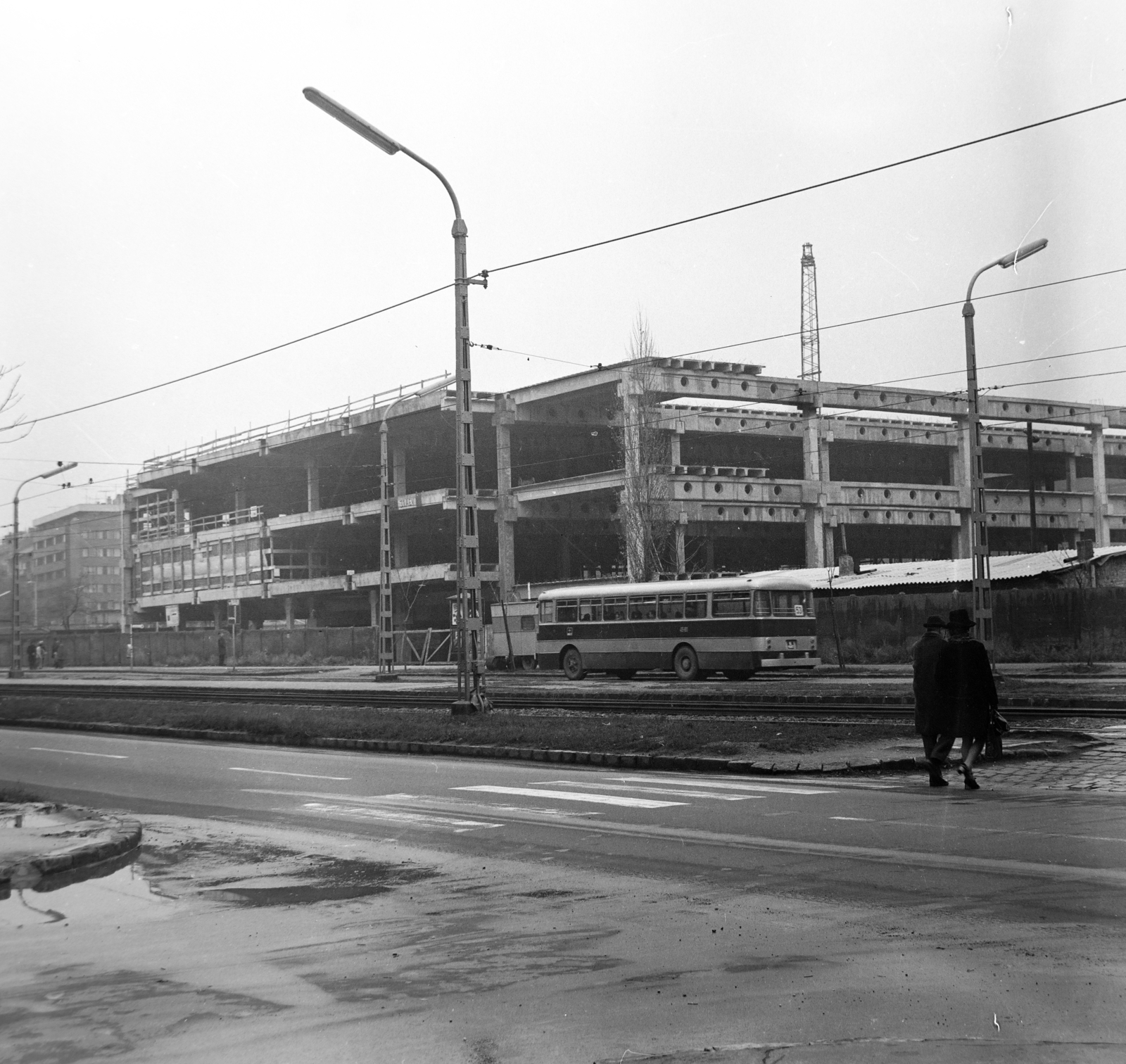 Hungary, Budapest XI., Október huszonharmadika (Schönherz Zoltán) utca, az épülő Skála Budapest Szövetkezeti Nagyáruház, a Baranyai tér irányából nézve. Háttérben balra a Fehérvári út - Eszék utca sarkán álló ház látszik., 1975, Szalay Béla, Budapest, Fortepan #187757