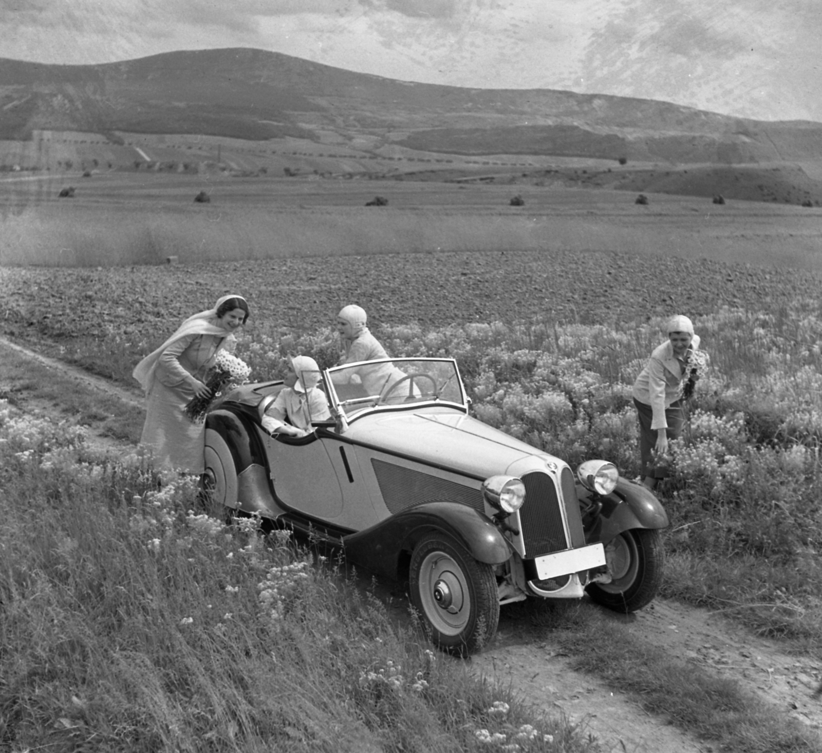 Hungary, Solymár, BMW 319 Roadster személygépkocsi. Háttérben a Kevély-hegycsoport egy része (a Nagy-Kevély és az Ezüst-Kevély)., 1936, Szöllősy Kálmán, German brand, BMW-brand, automobile, convertible, girls'n'cars, Fortepan #18776
