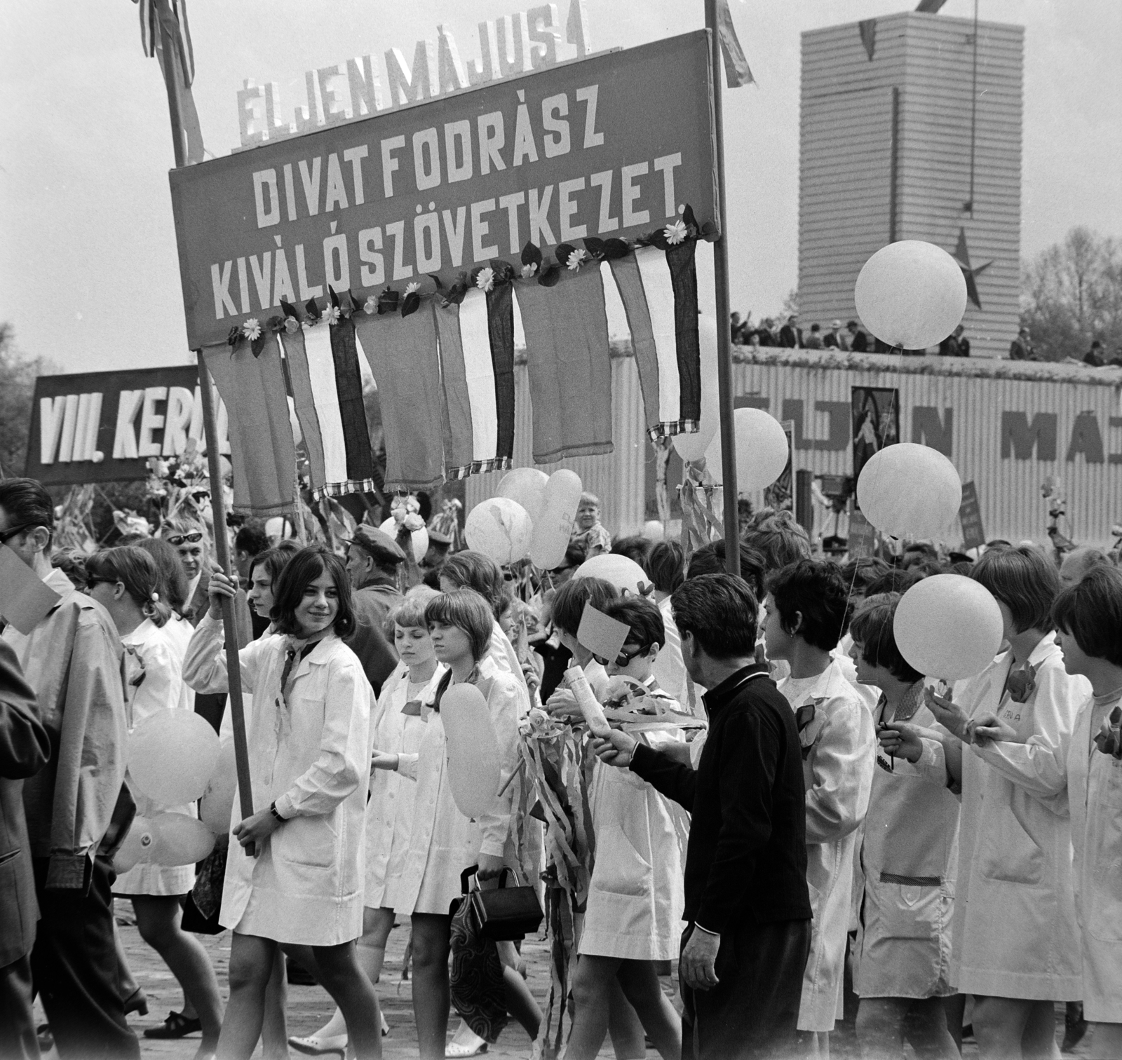Hungary, Budapest XIV., Ötvenhatosok tere (Felvonulási tér), május 1-i felvonulás, jobbra a háttérben a dísztribün., 1969, Szalay Béla, Budapest, Fortepan #187768